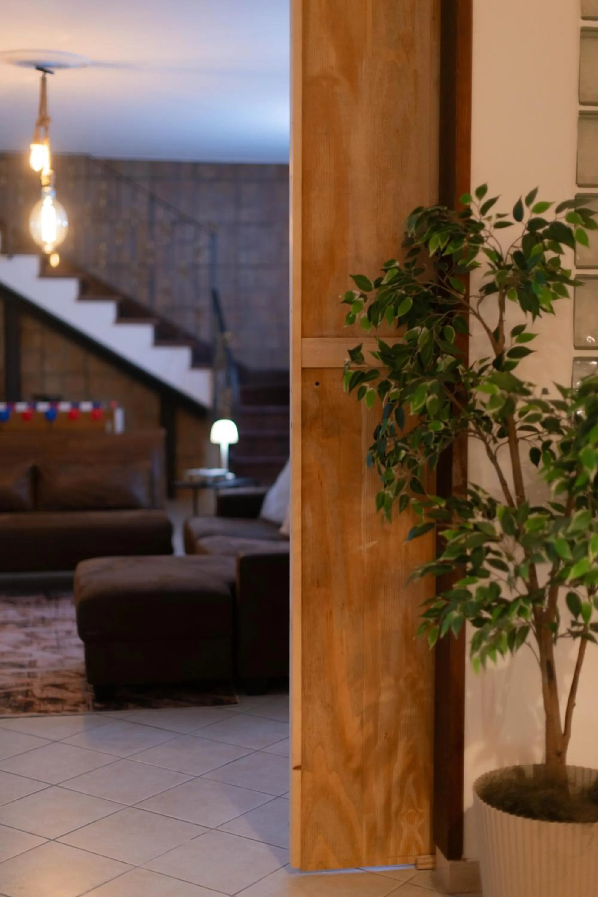 Communal lounge/ TV room in loft style taverna con sala giochi