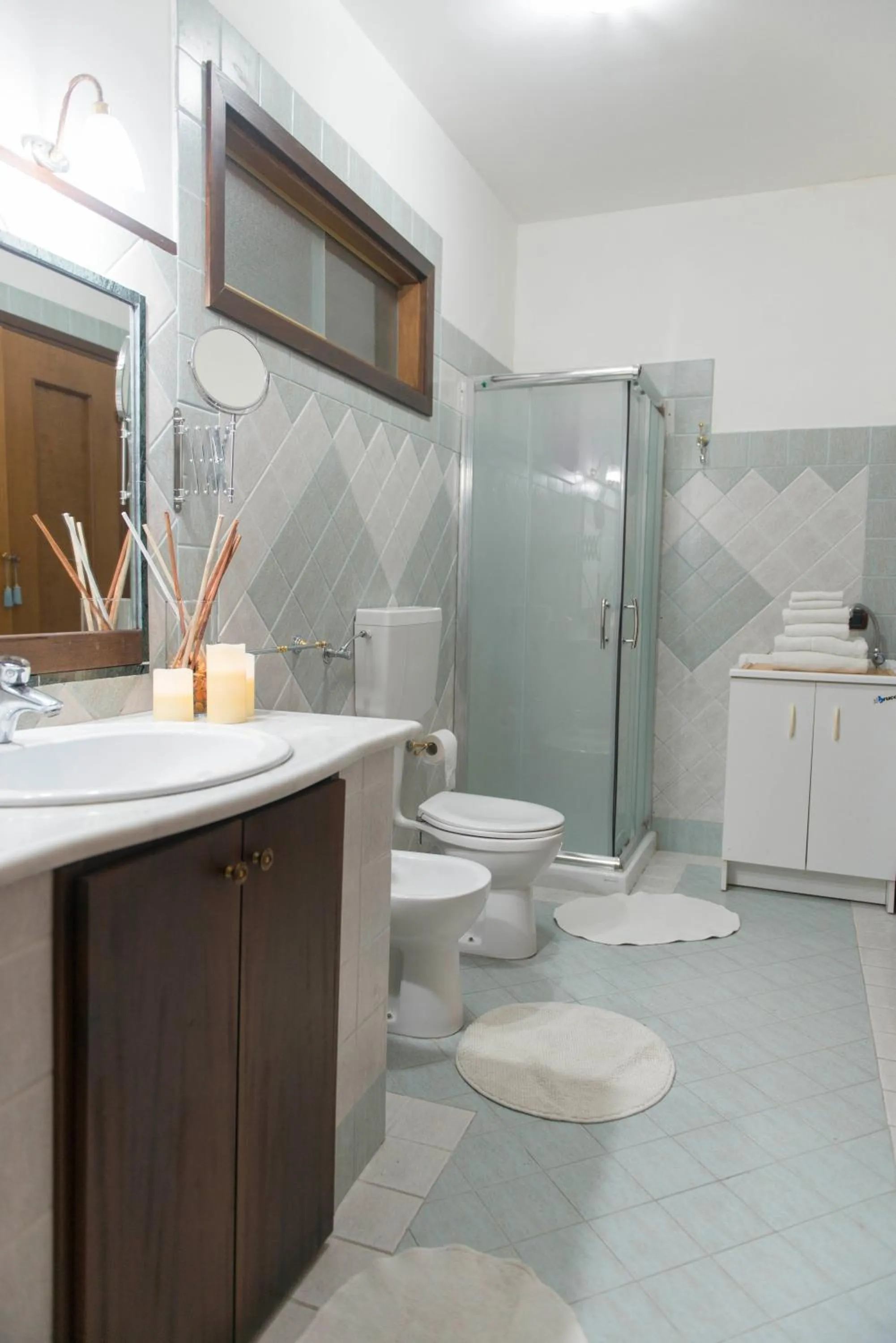 Shower in loft style taverna con sala giochi