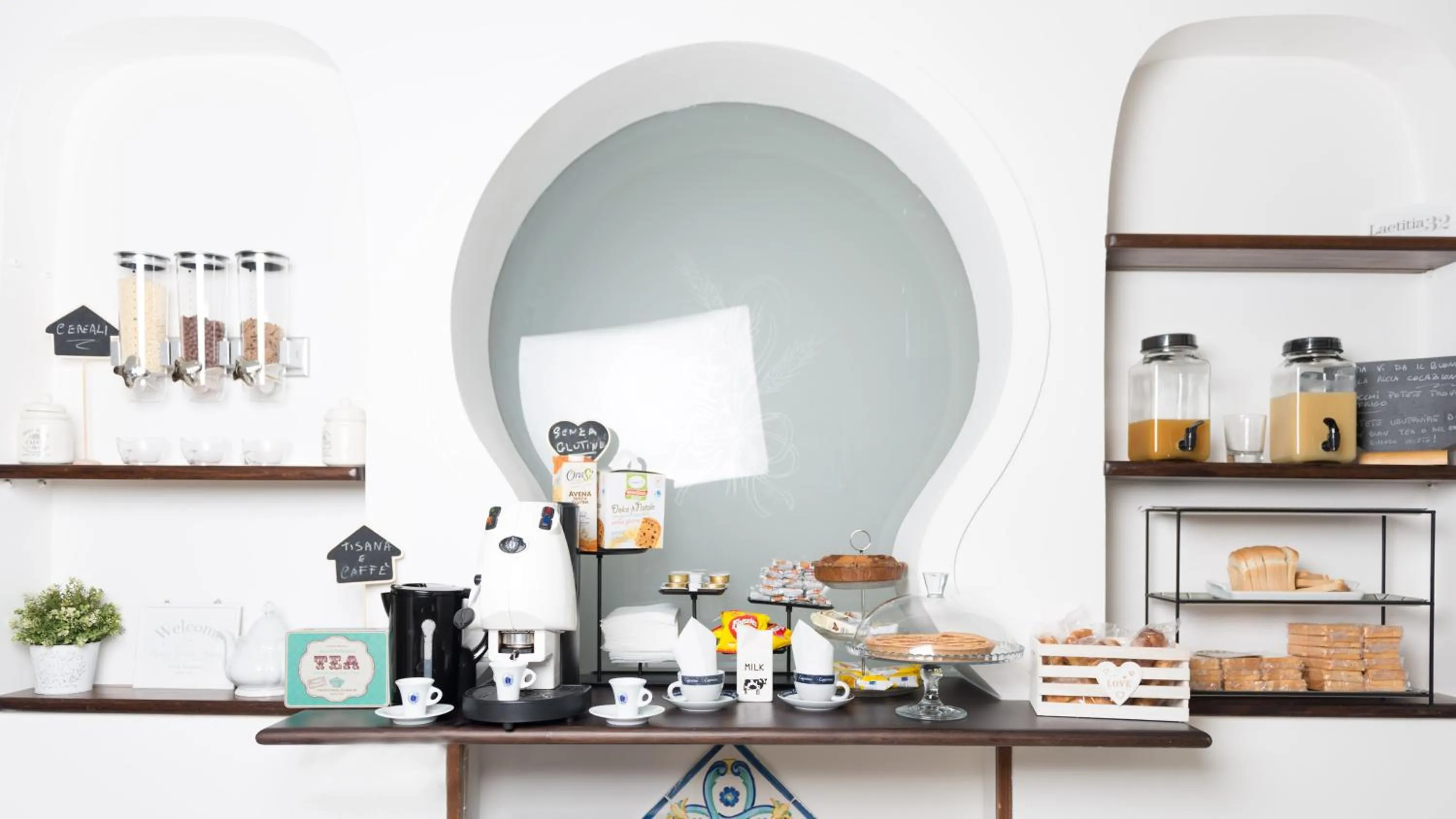 Coffee/tea facilities in loft style taverna con sala giochi