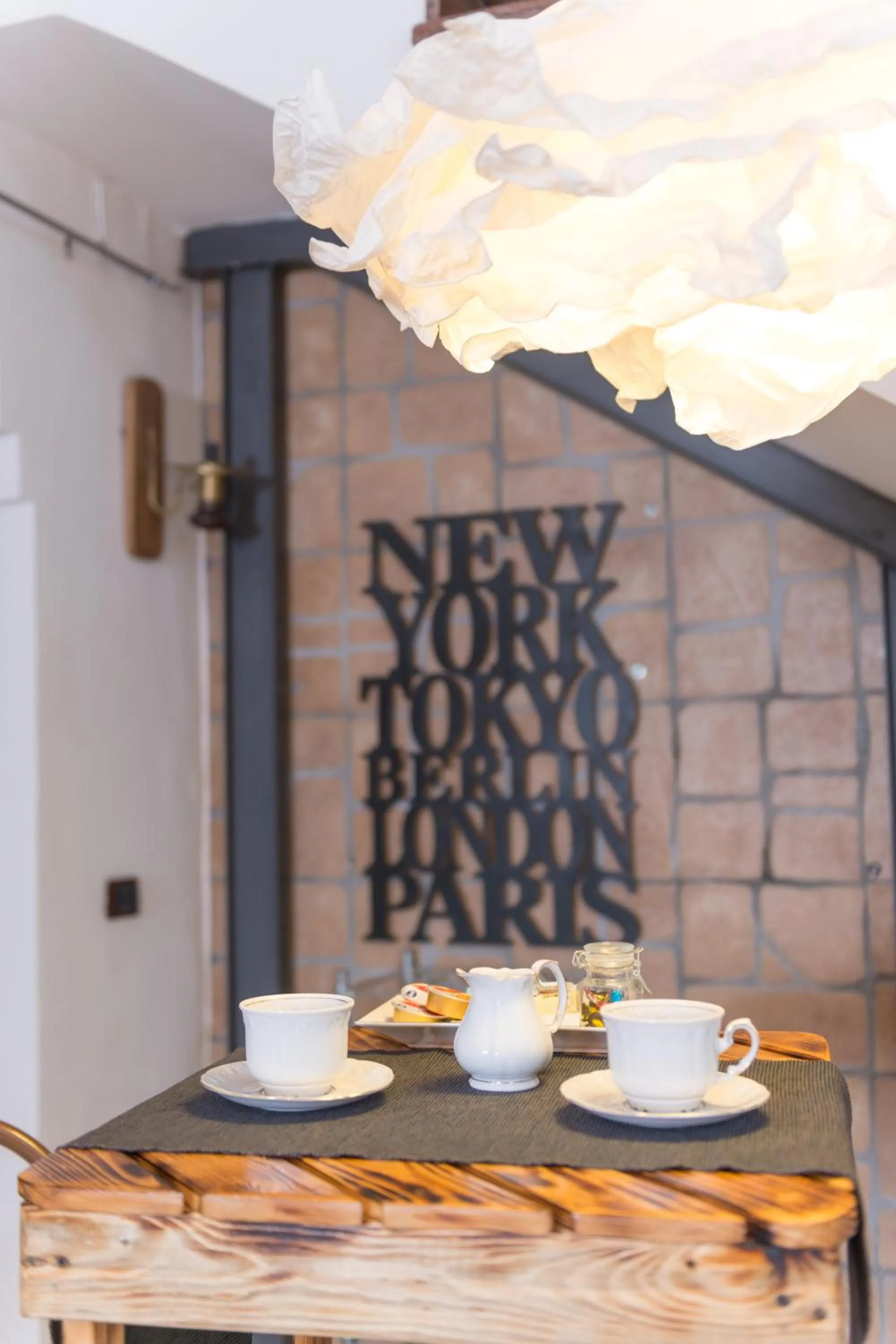 Dining area in loft style taverna con sala giochi