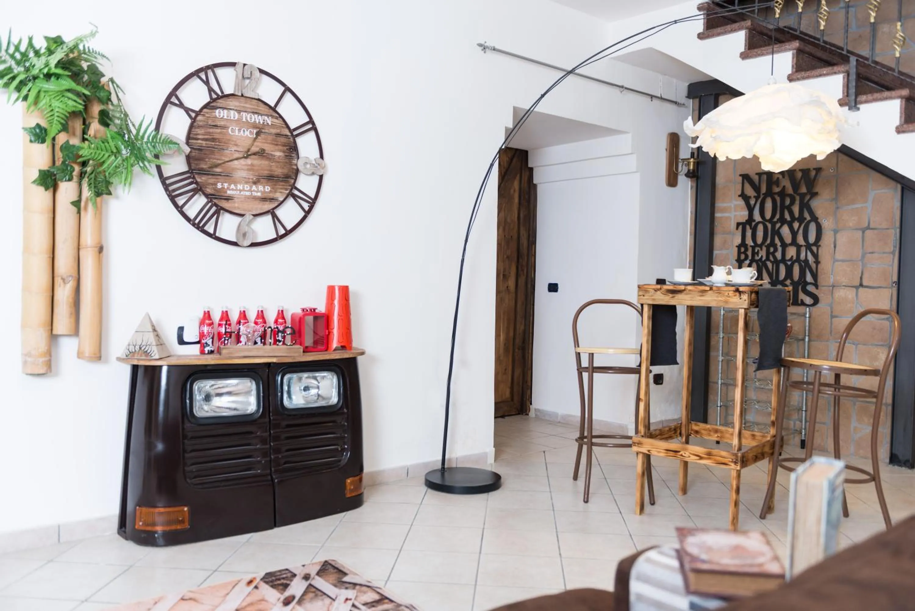 Photo of the whole room in loft style taverna con sala giochi