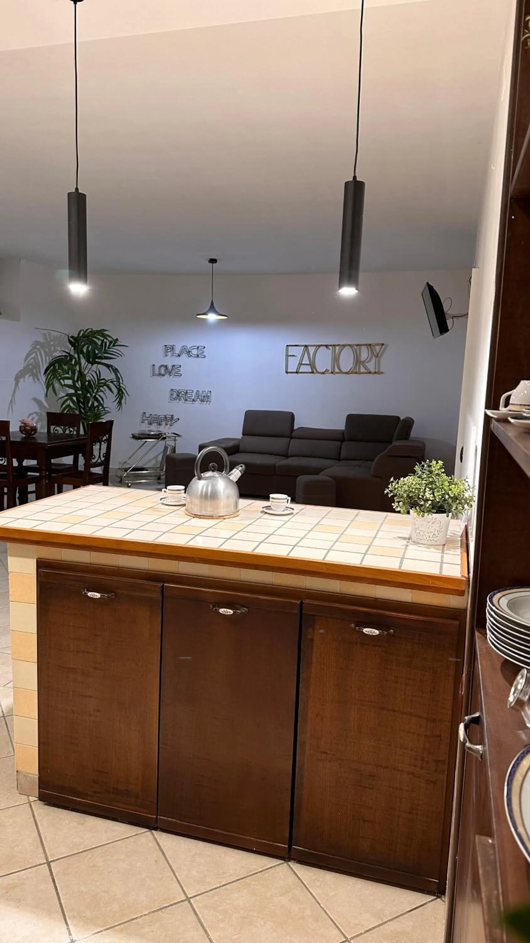 Living room in loft style taverna con sala giochi