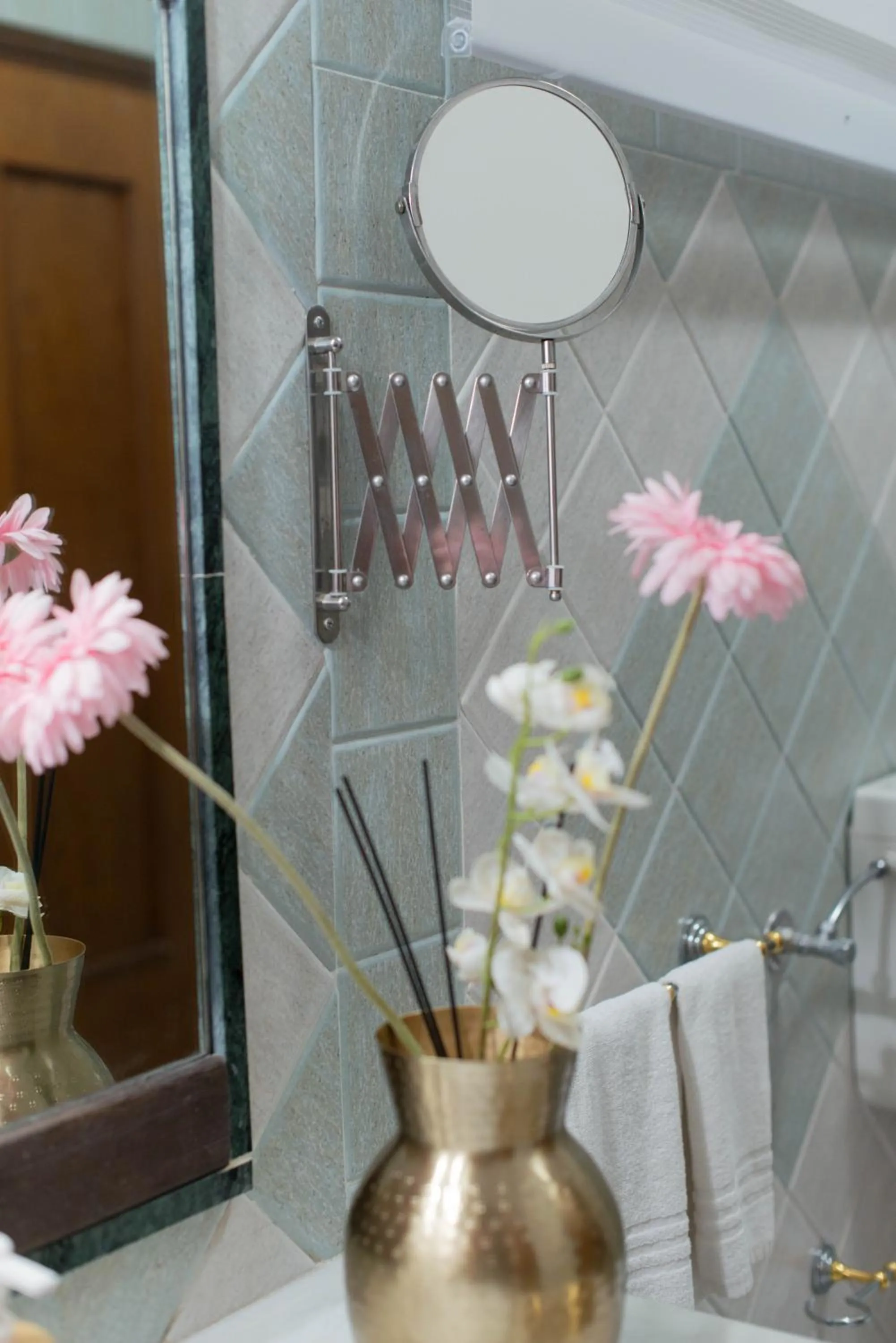 Bathroom in loft style taverna con sala giochi