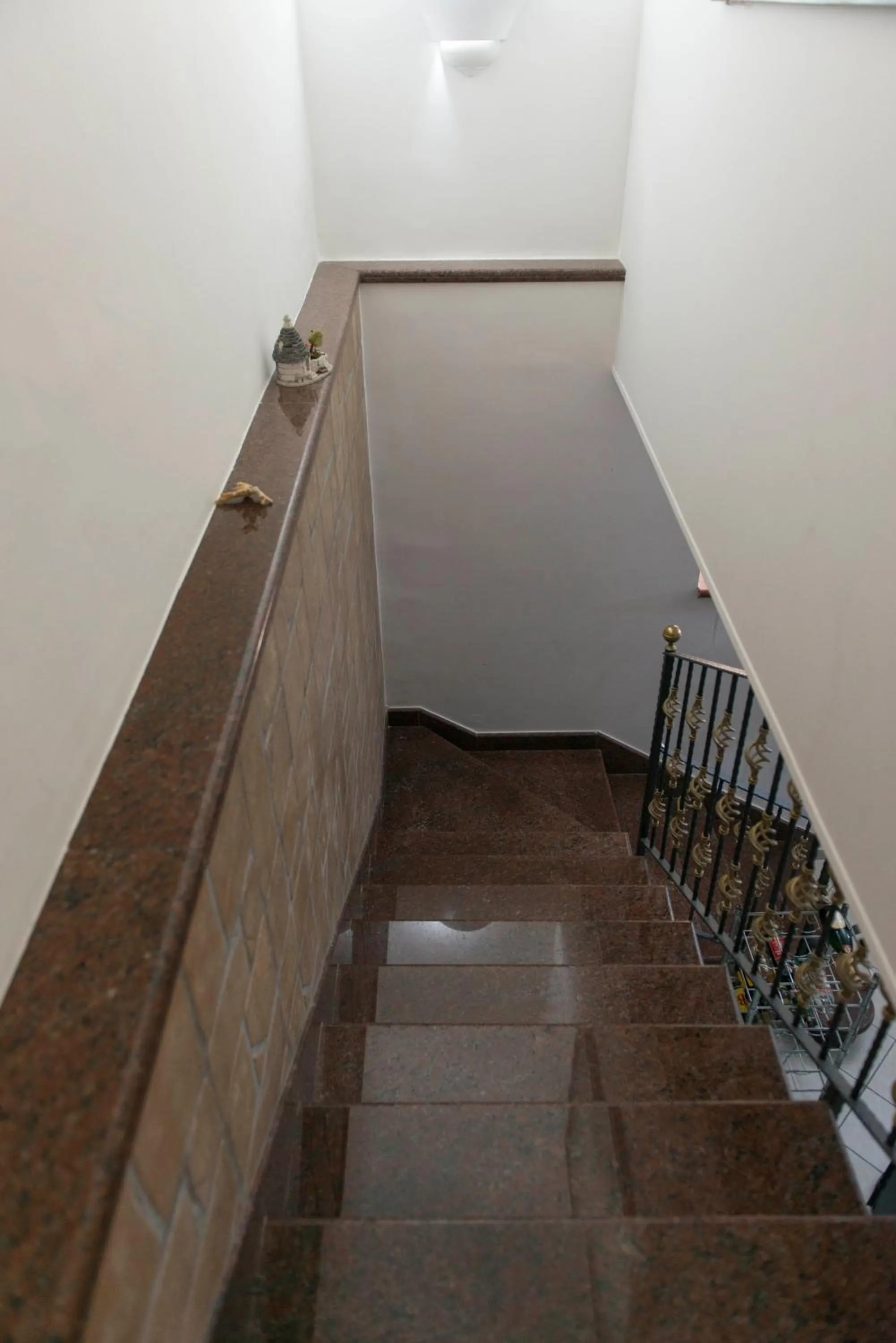 Facade/entrance in loft style taverna con sala giochi