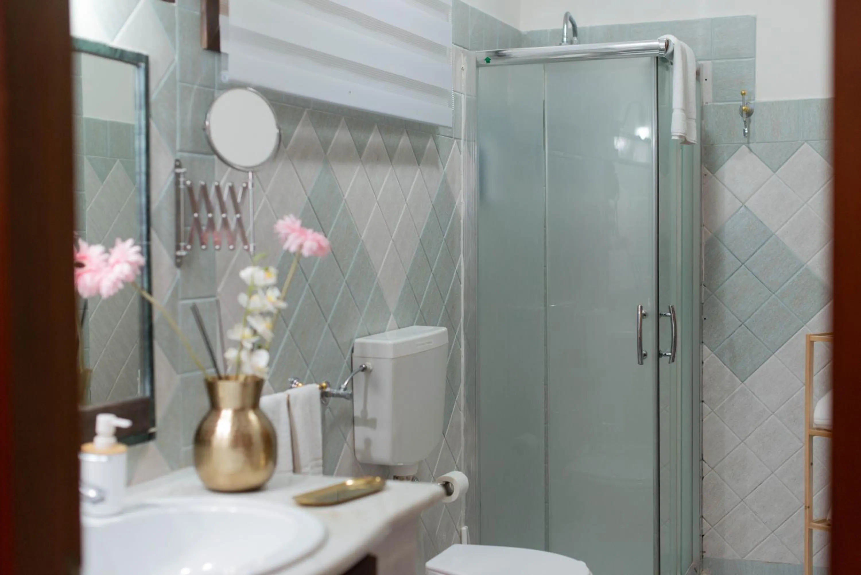 Bathroom in loft style taverna con sala giochi