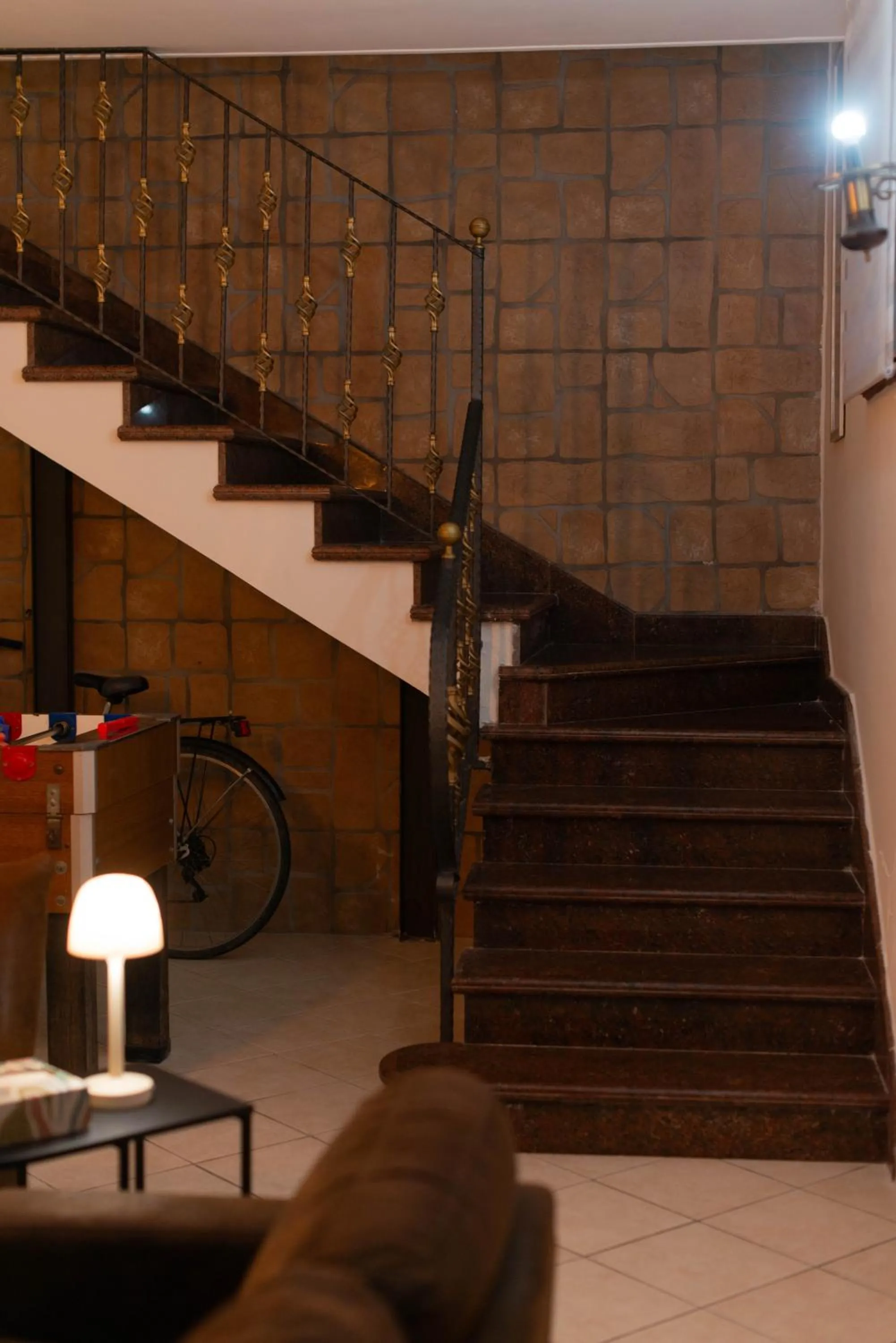 Living room in loft style taverna con sala giochi