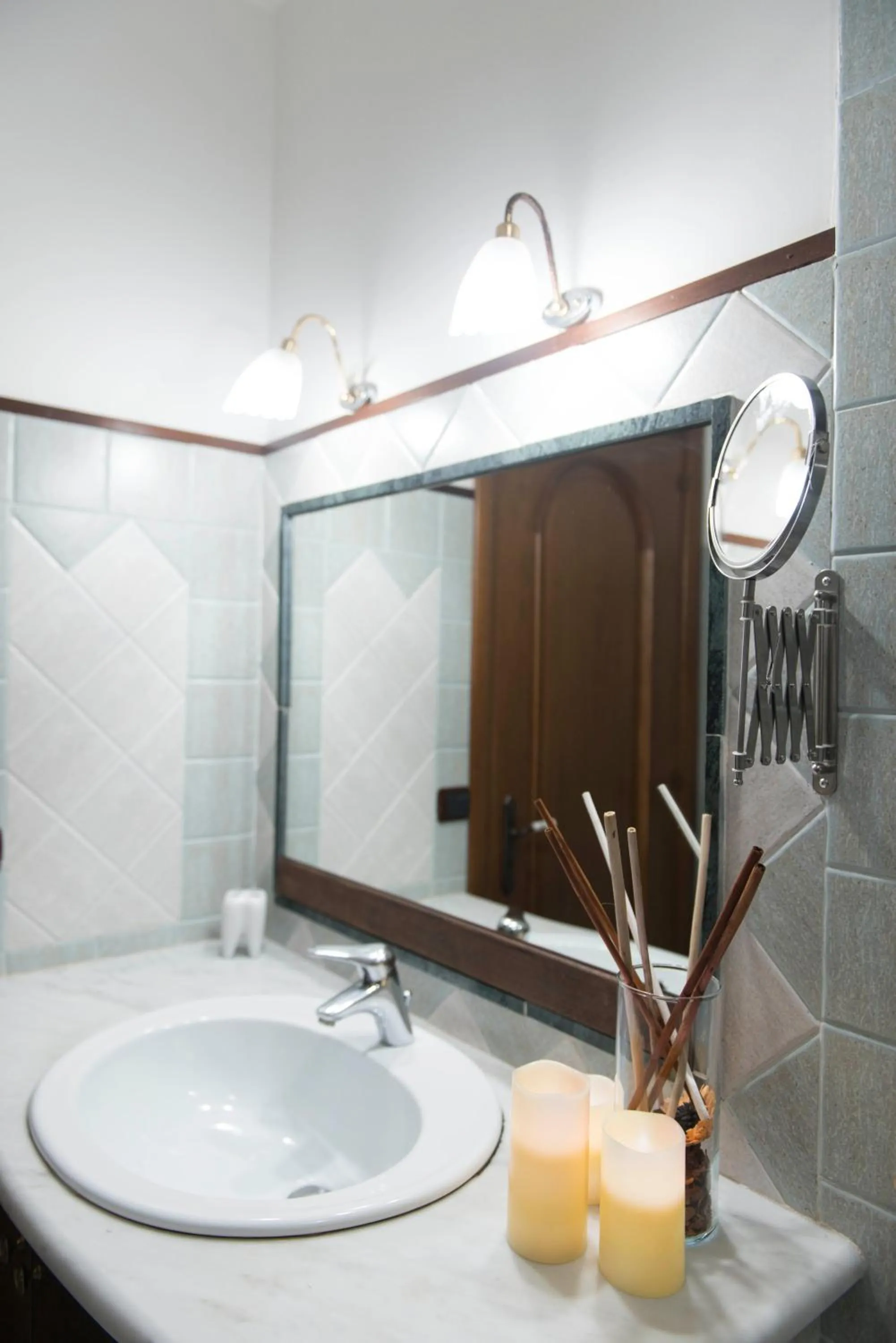 Bathroom in loft style taverna con sala giochi