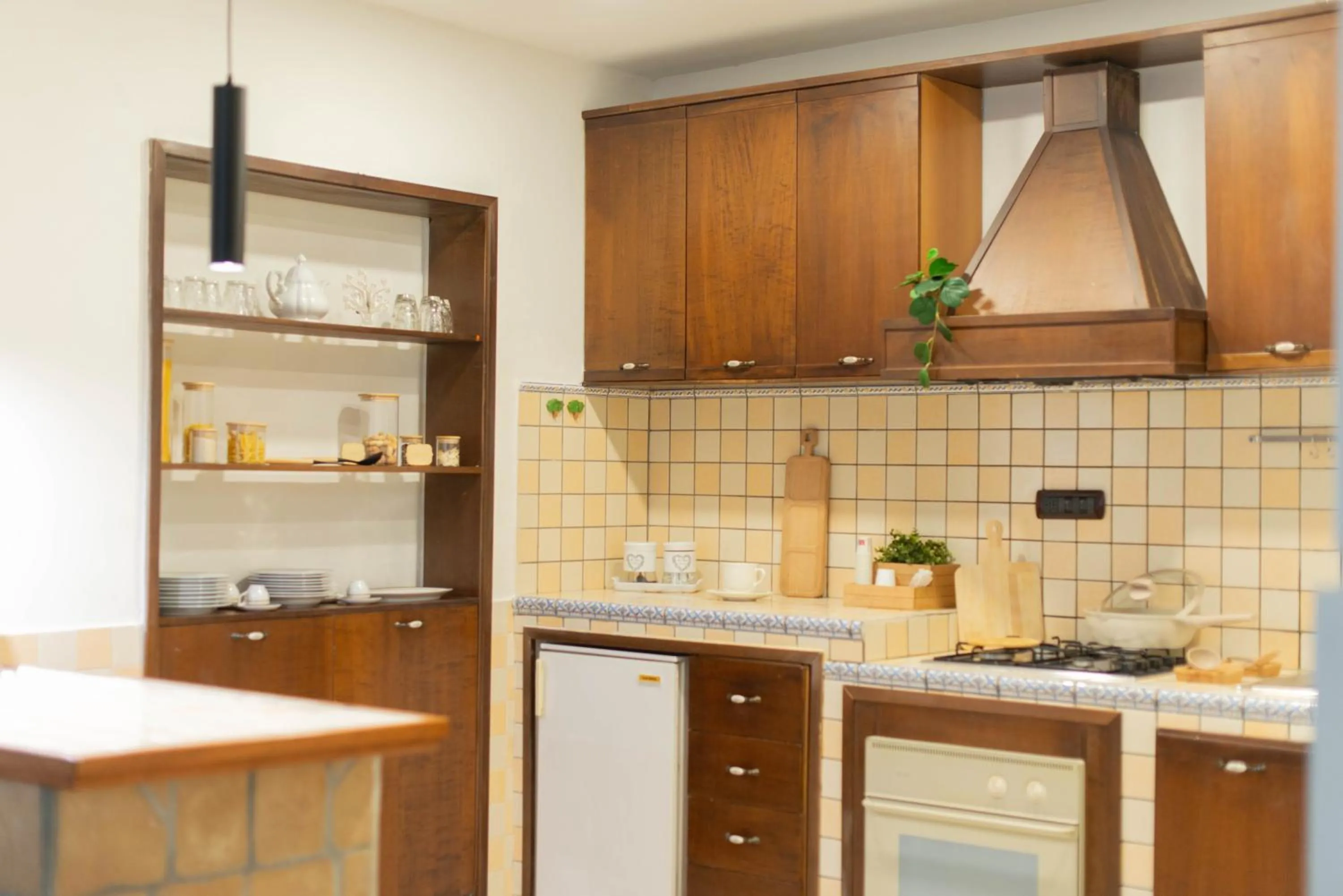 kitchen in loft style taverna con sala giochi