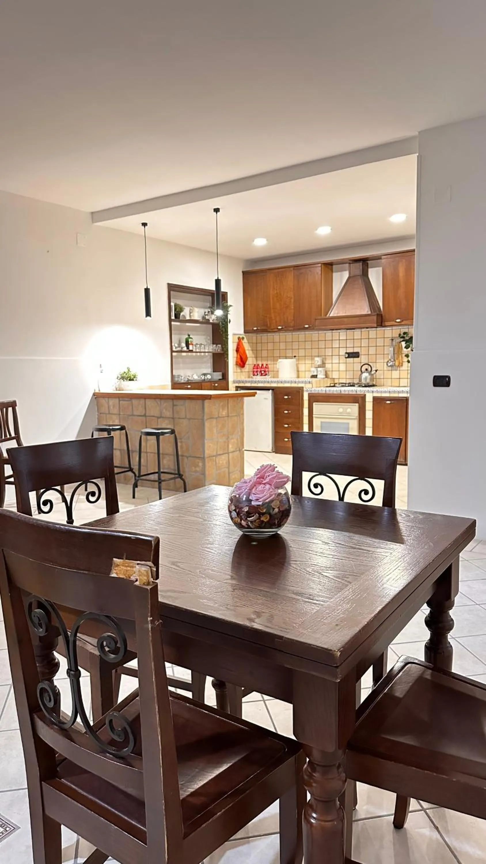 Dining area in loft style taverna con sala giochi