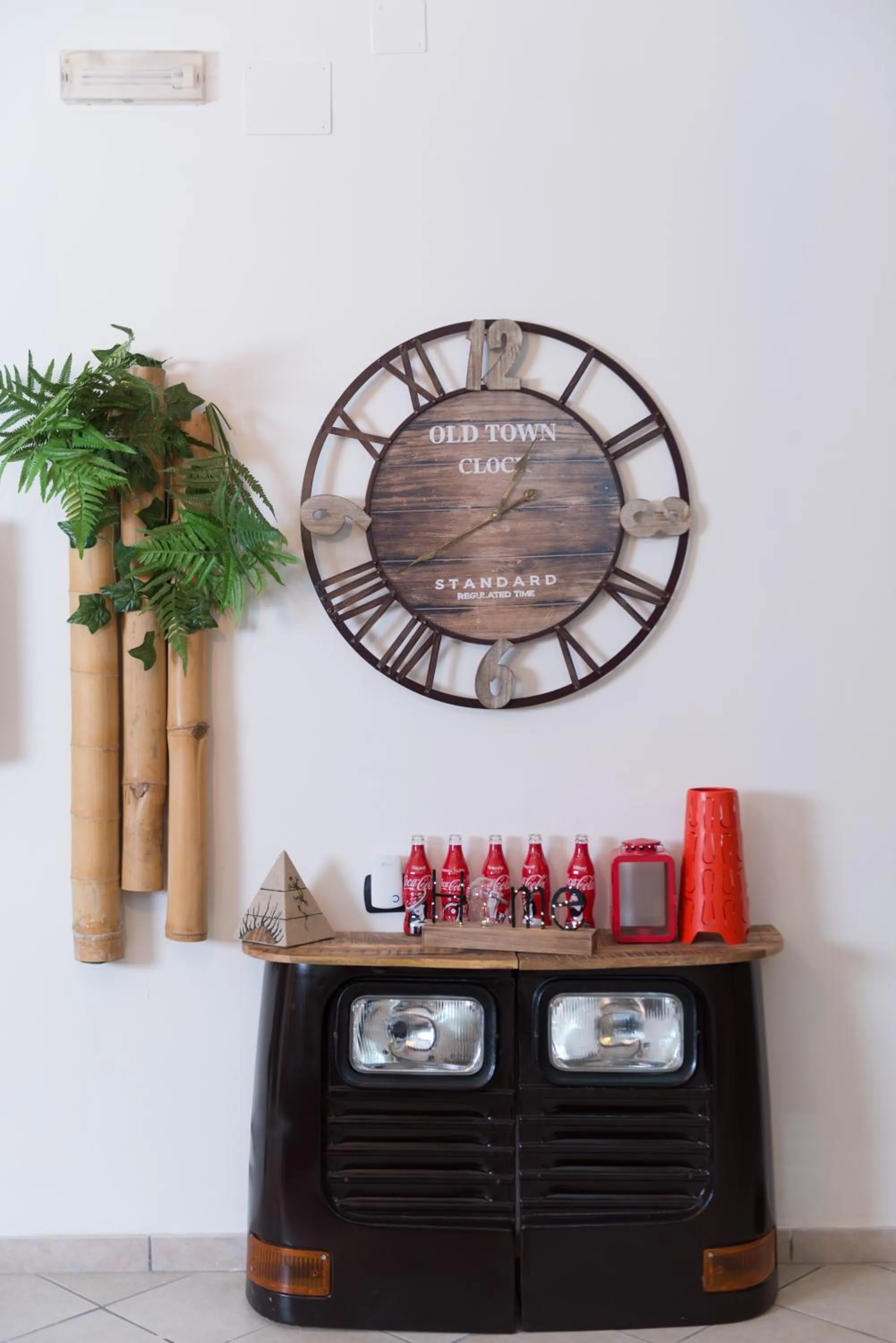 Photo of the whole room in loft style taverna con sala giochi