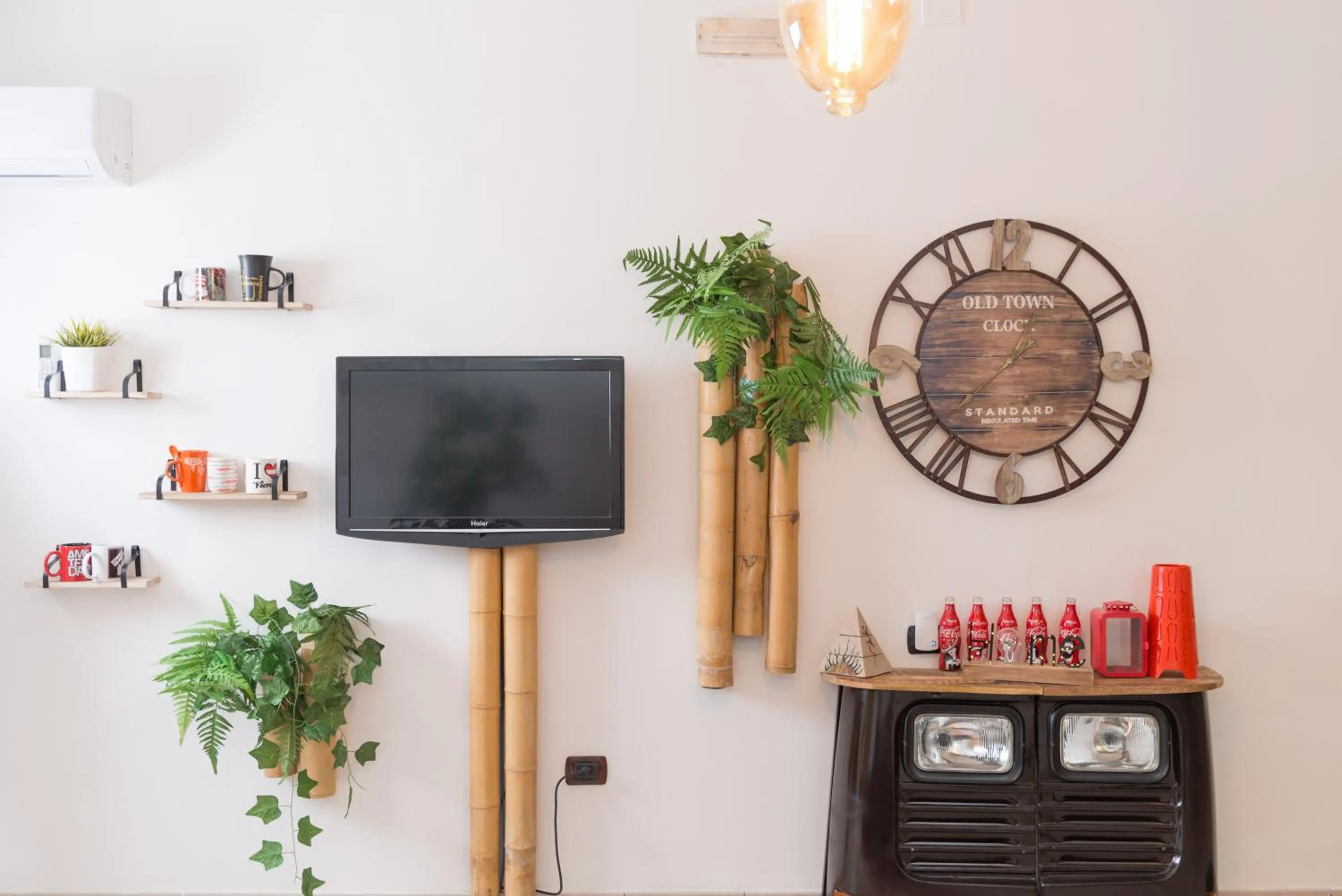 TV and multimedia in loft style taverna con sala giochi