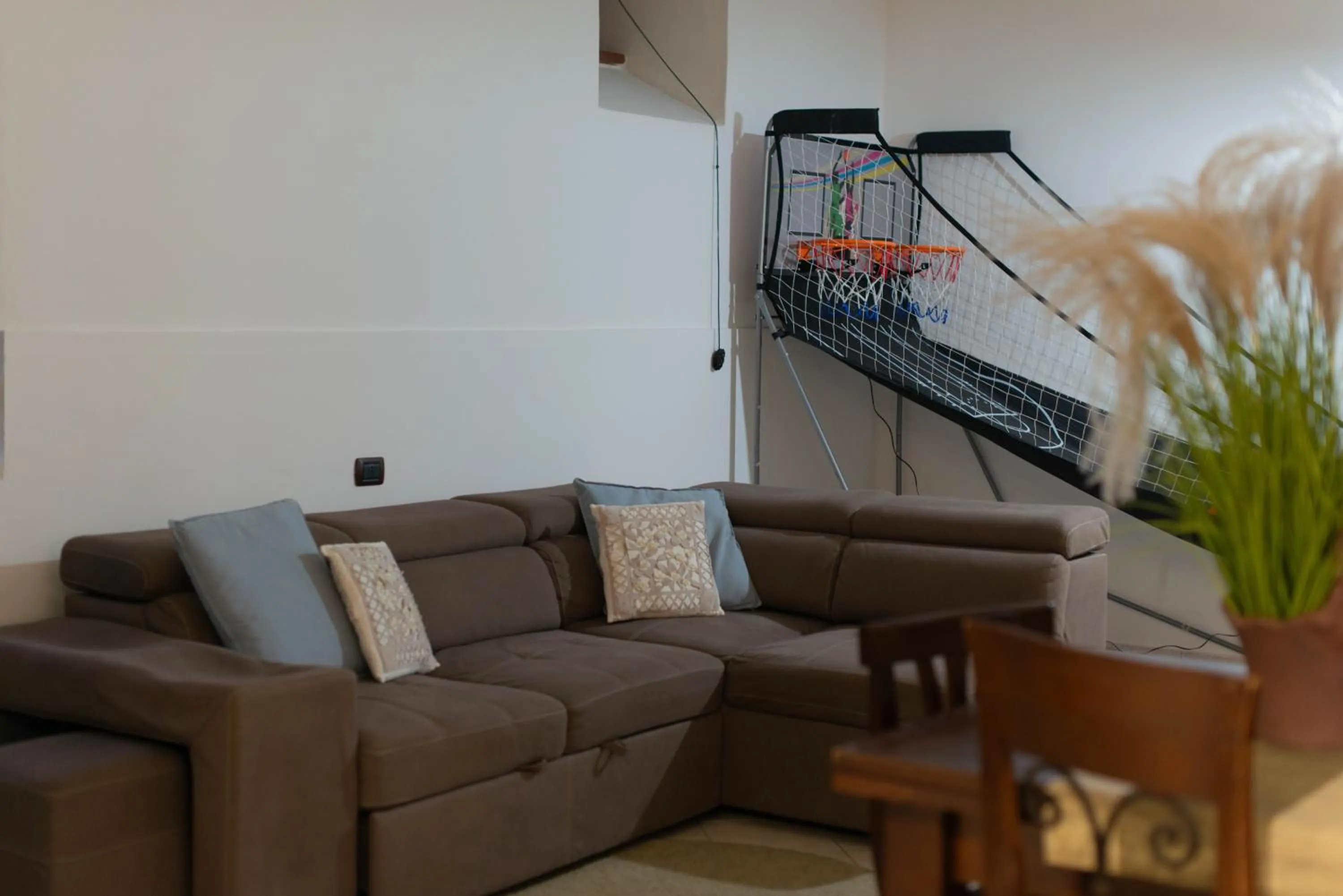 Living room in loft style taverna con sala giochi