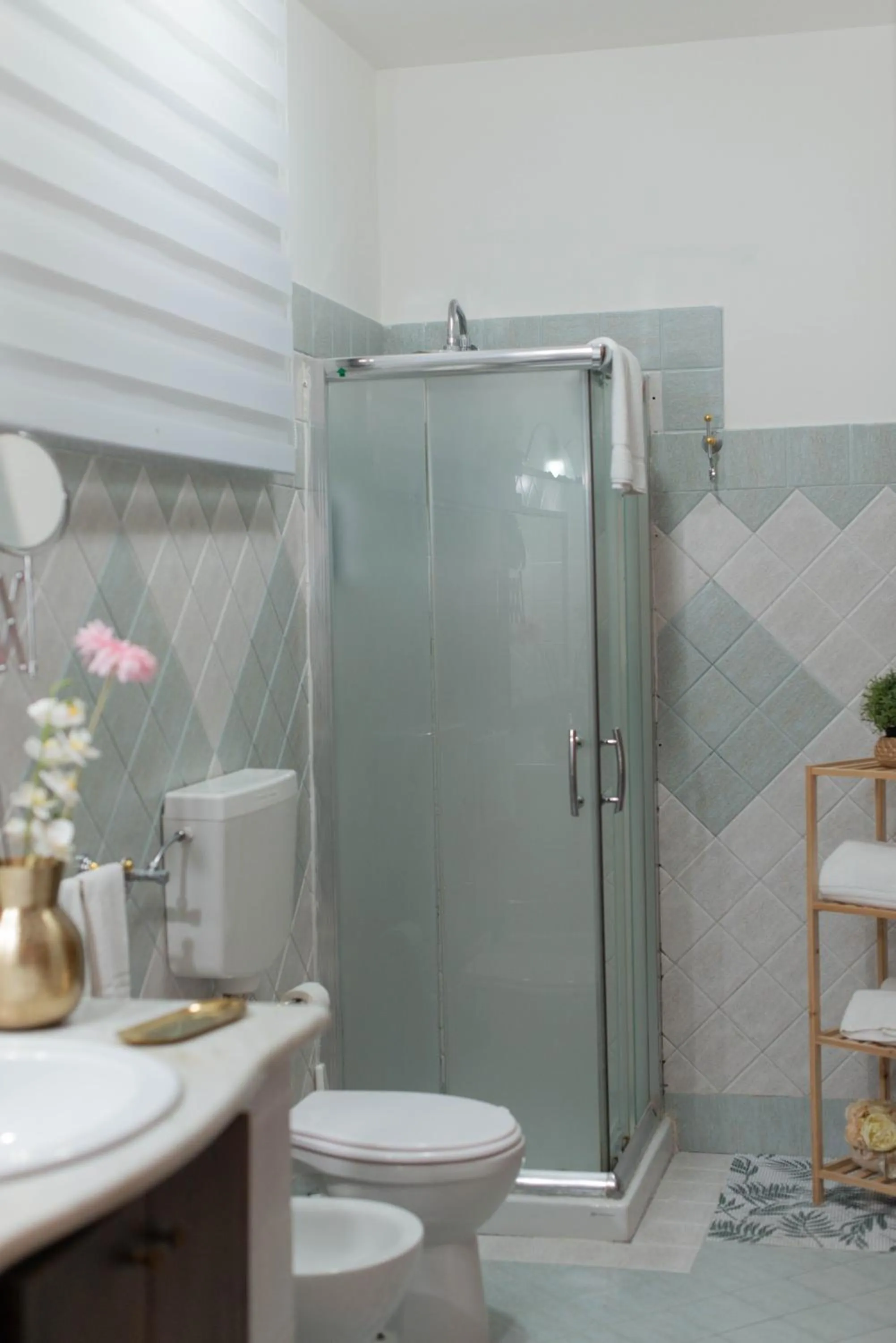 Bathroom in loft style taverna con sala giochi