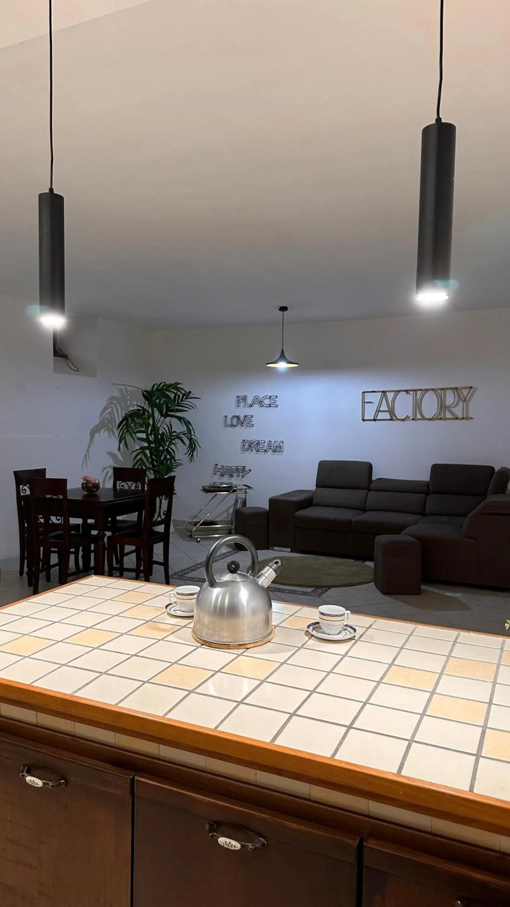 Living room in loft style taverna con sala giochi