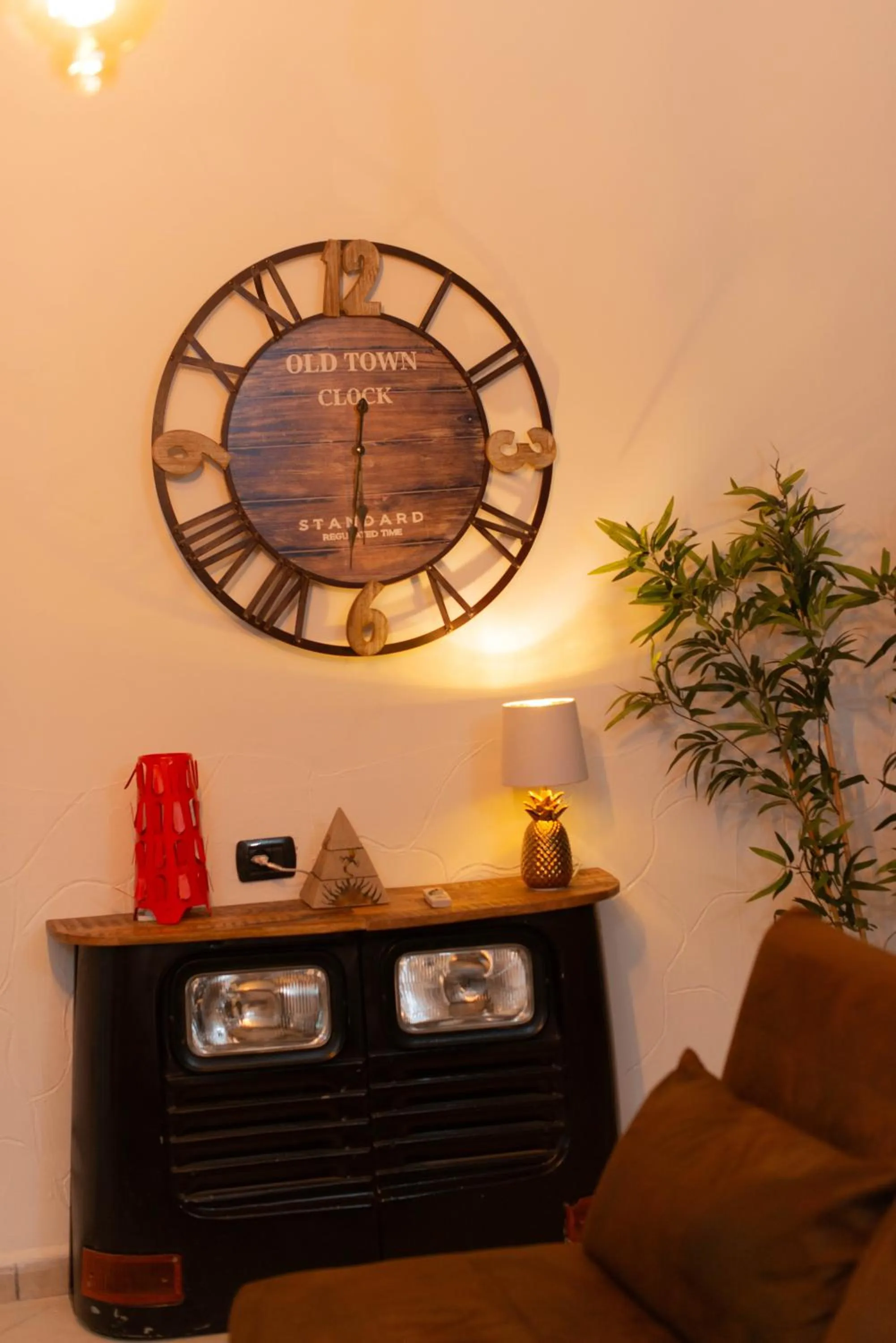 Living room in loft style taverna con sala giochi