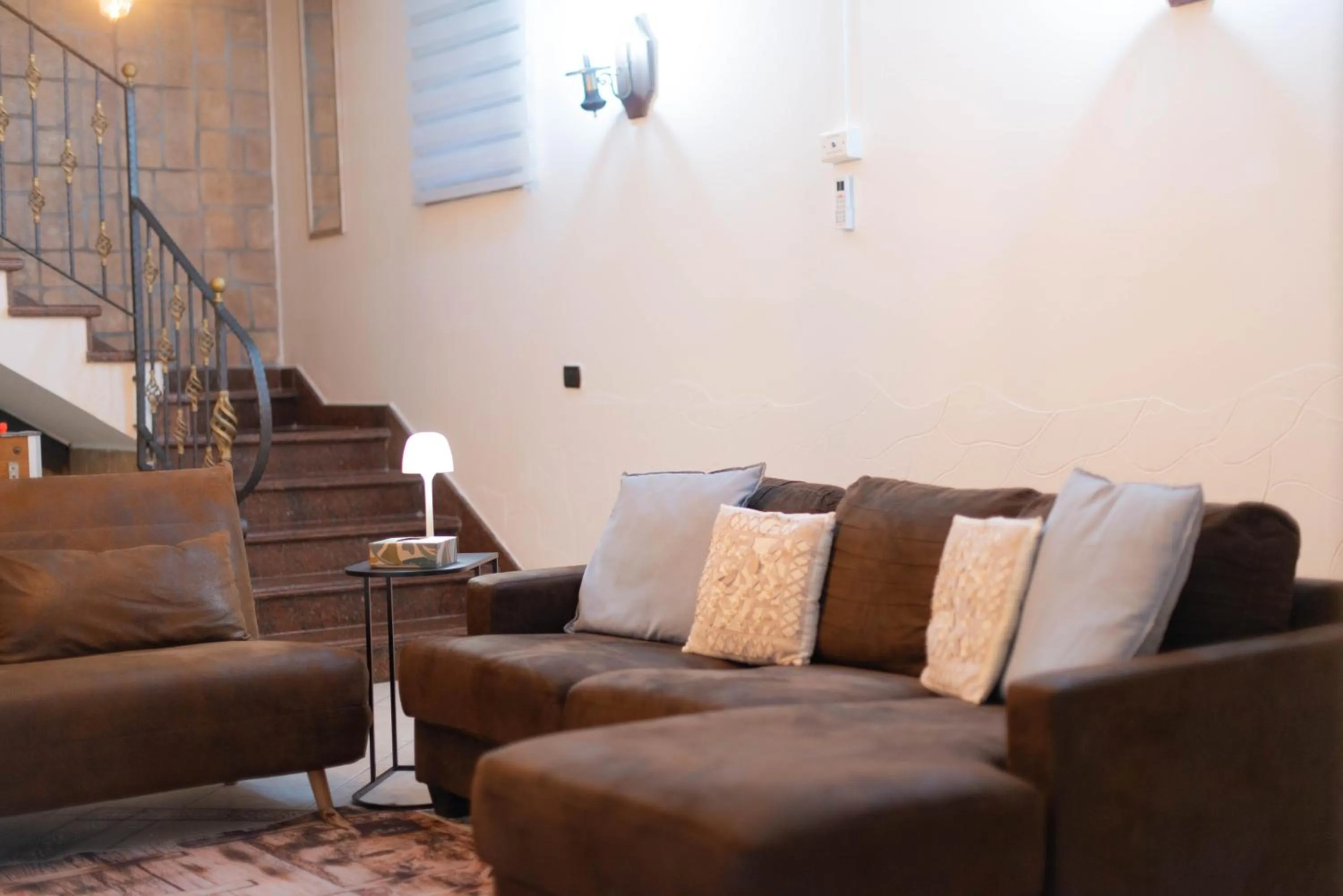 Living room in loft style taverna con sala giochi