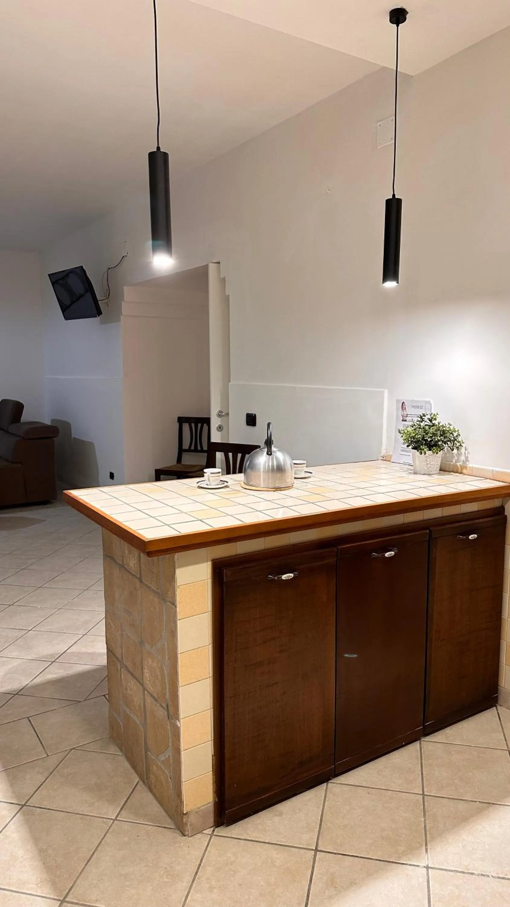 Kitchen or kitchenette in loft style taverna con sala giochi