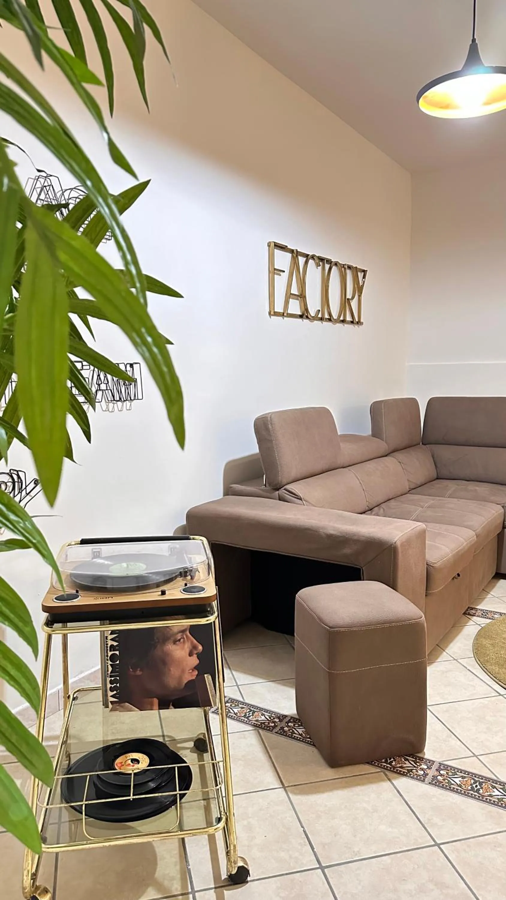 Living room in loft style taverna con sala giochi