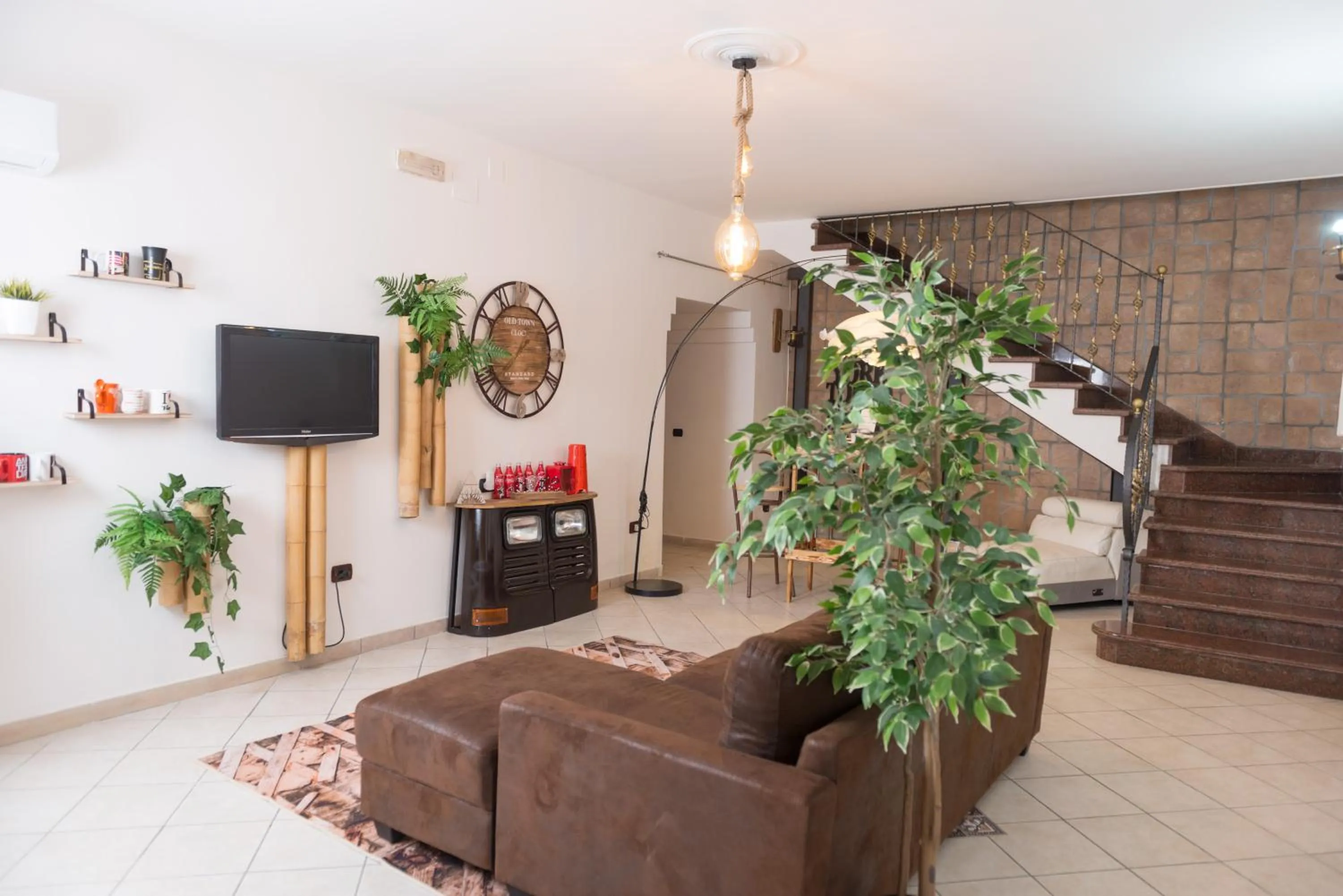 TV and multimedia in loft style taverna con sala giochi