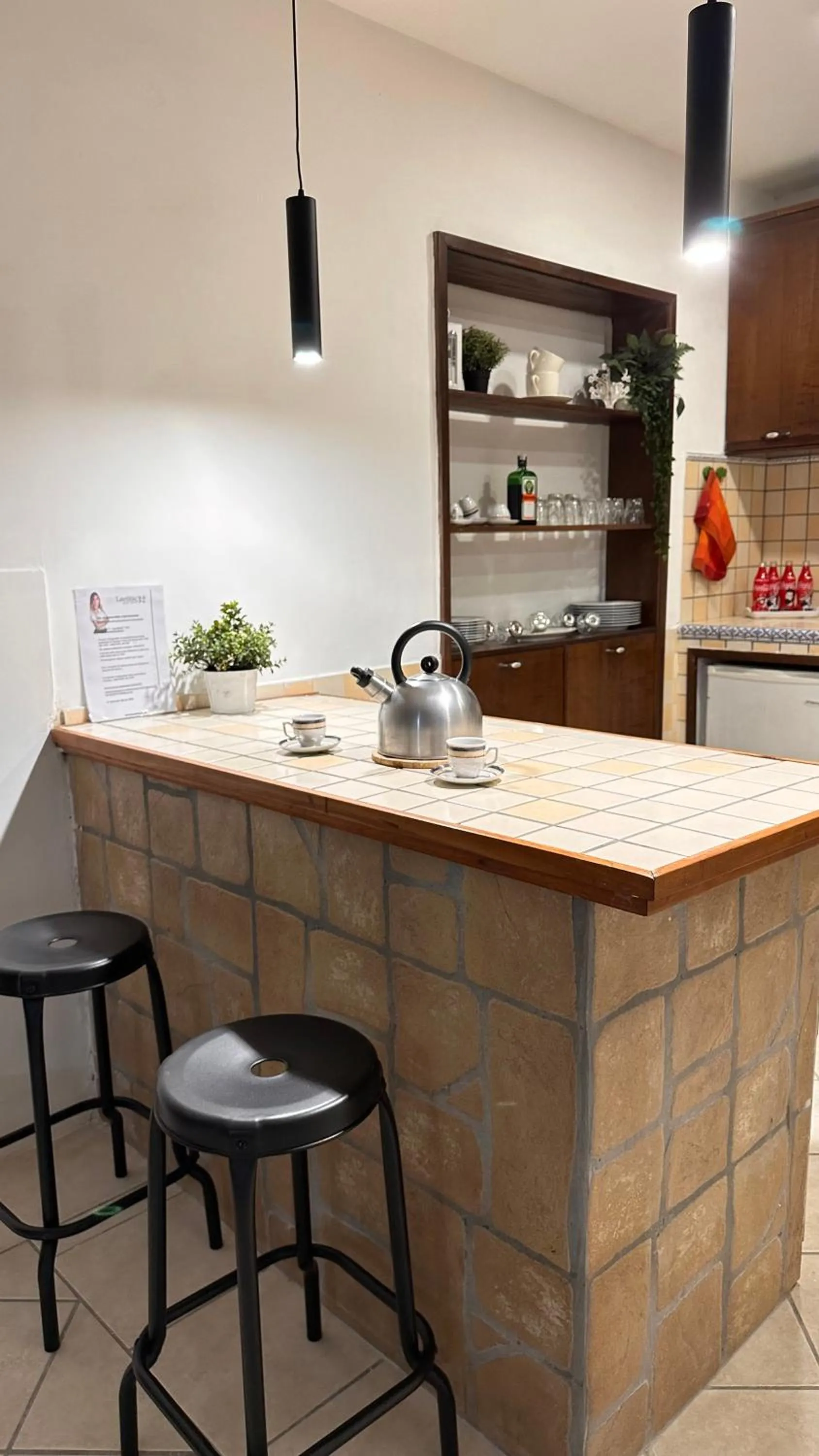 Dining area in loft style taverna con sala giochi