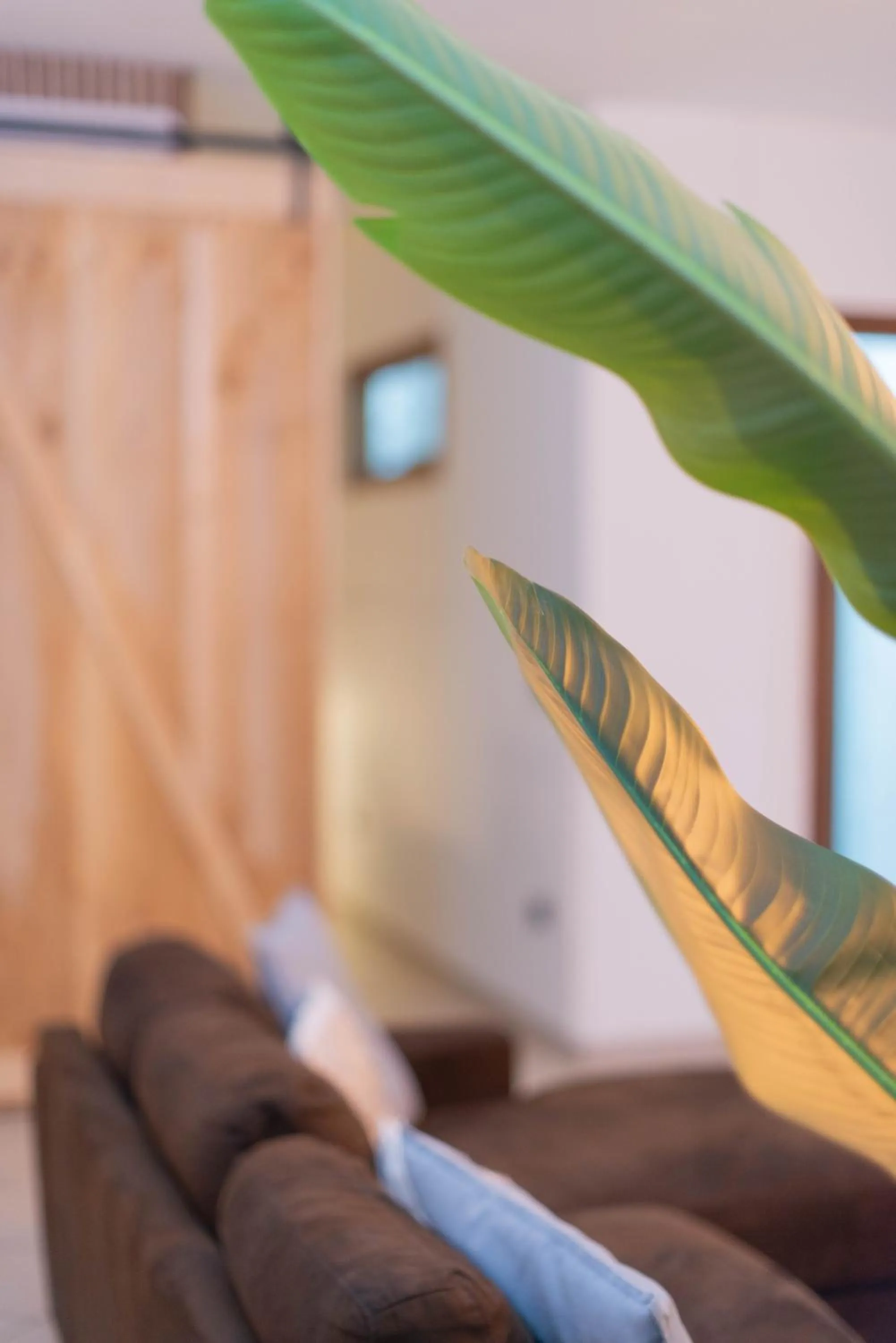 Living room in loft style taverna con sala giochi