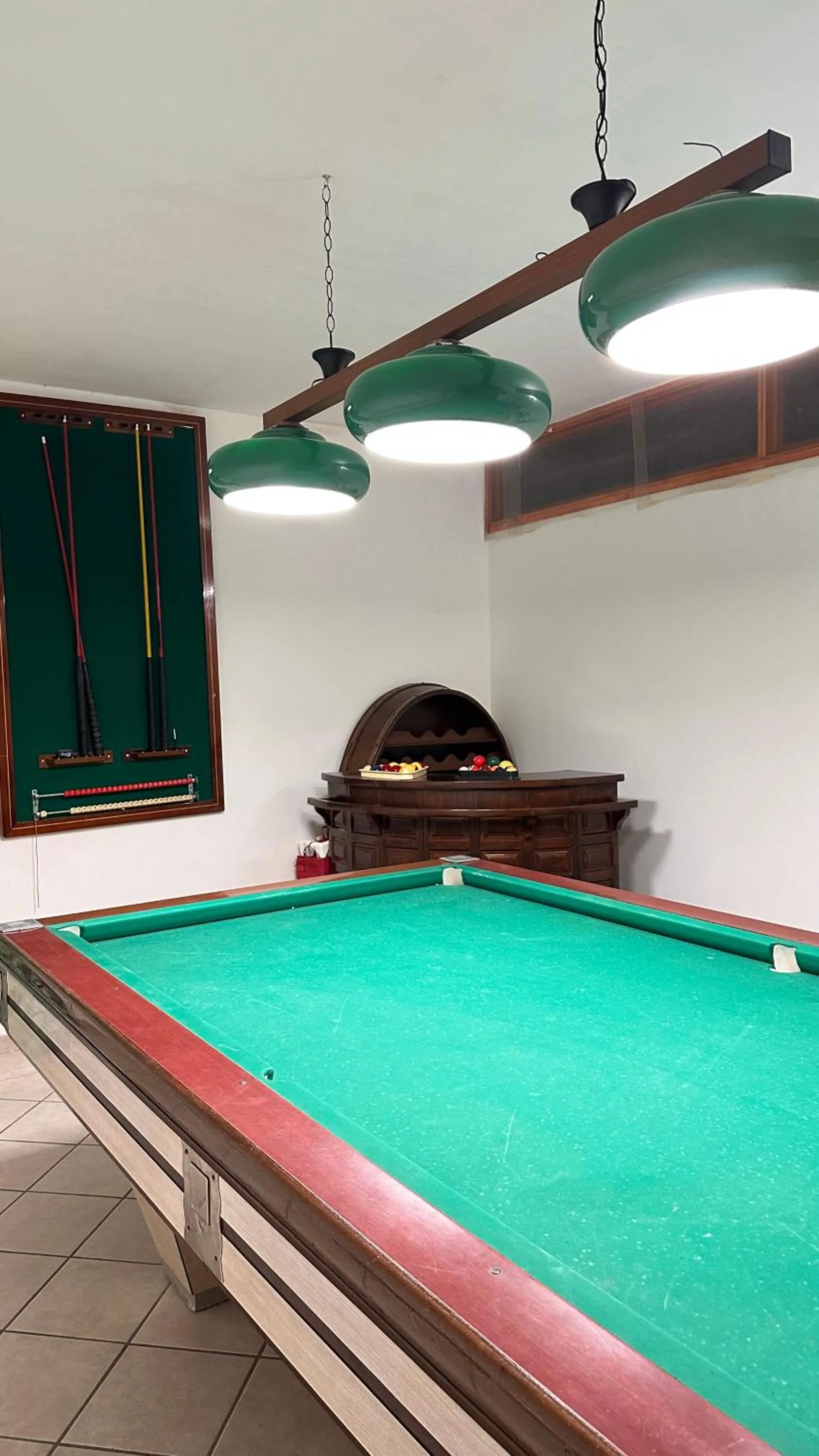 Billiard in loft style taverna con sala giochi