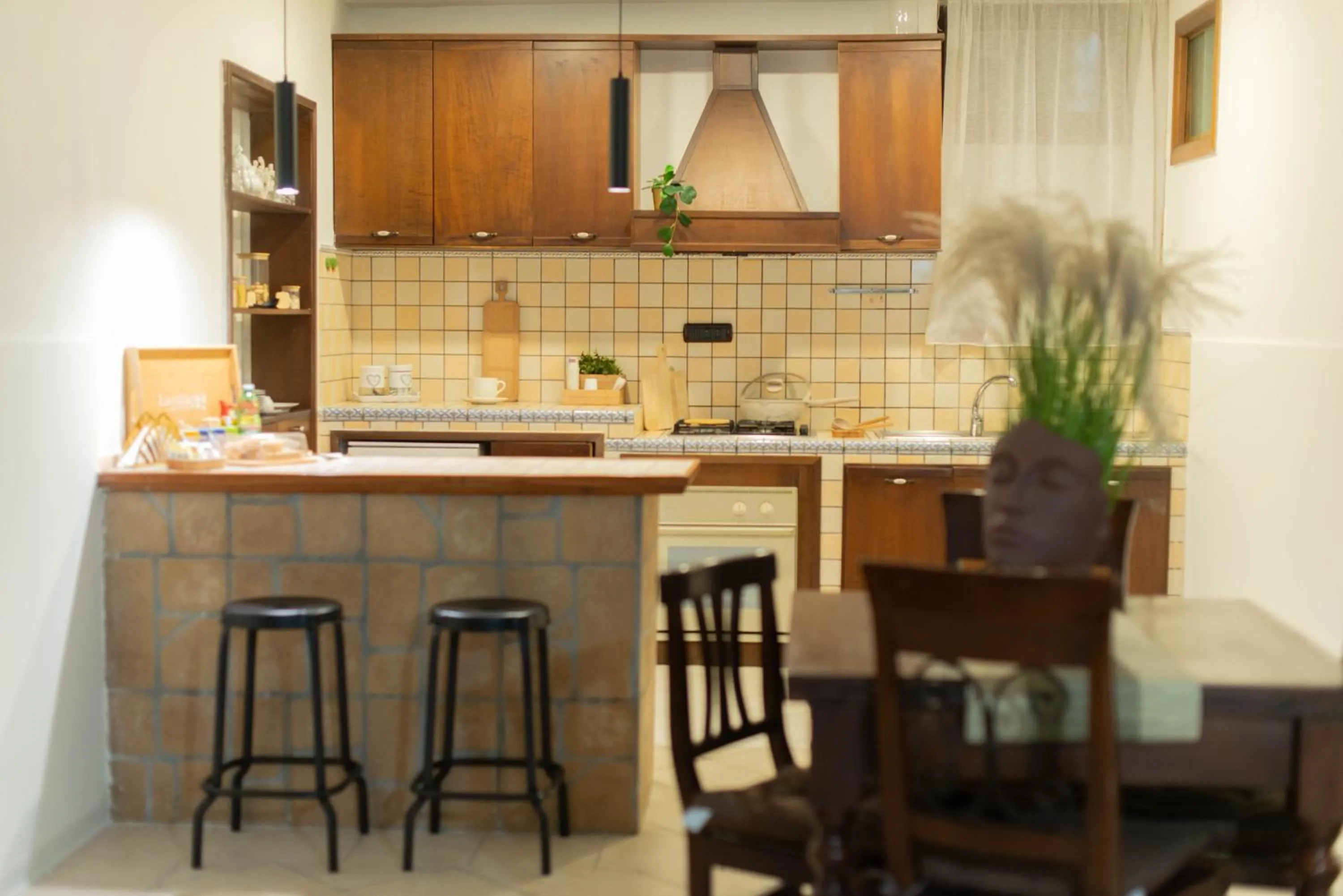 kitchen in loft style taverna con sala giochi