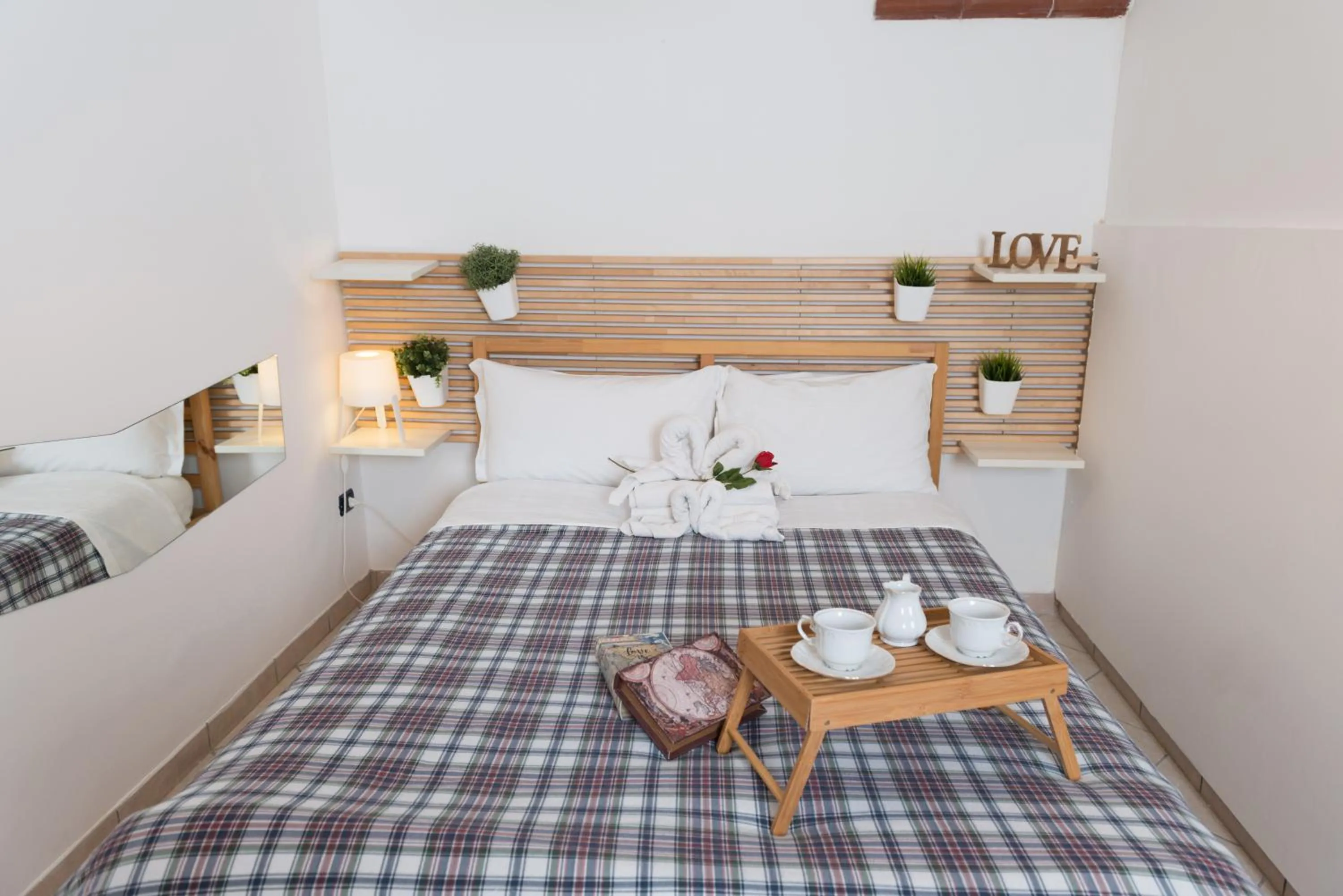 Bedroom, Bed in loft style taverna con sala giochi