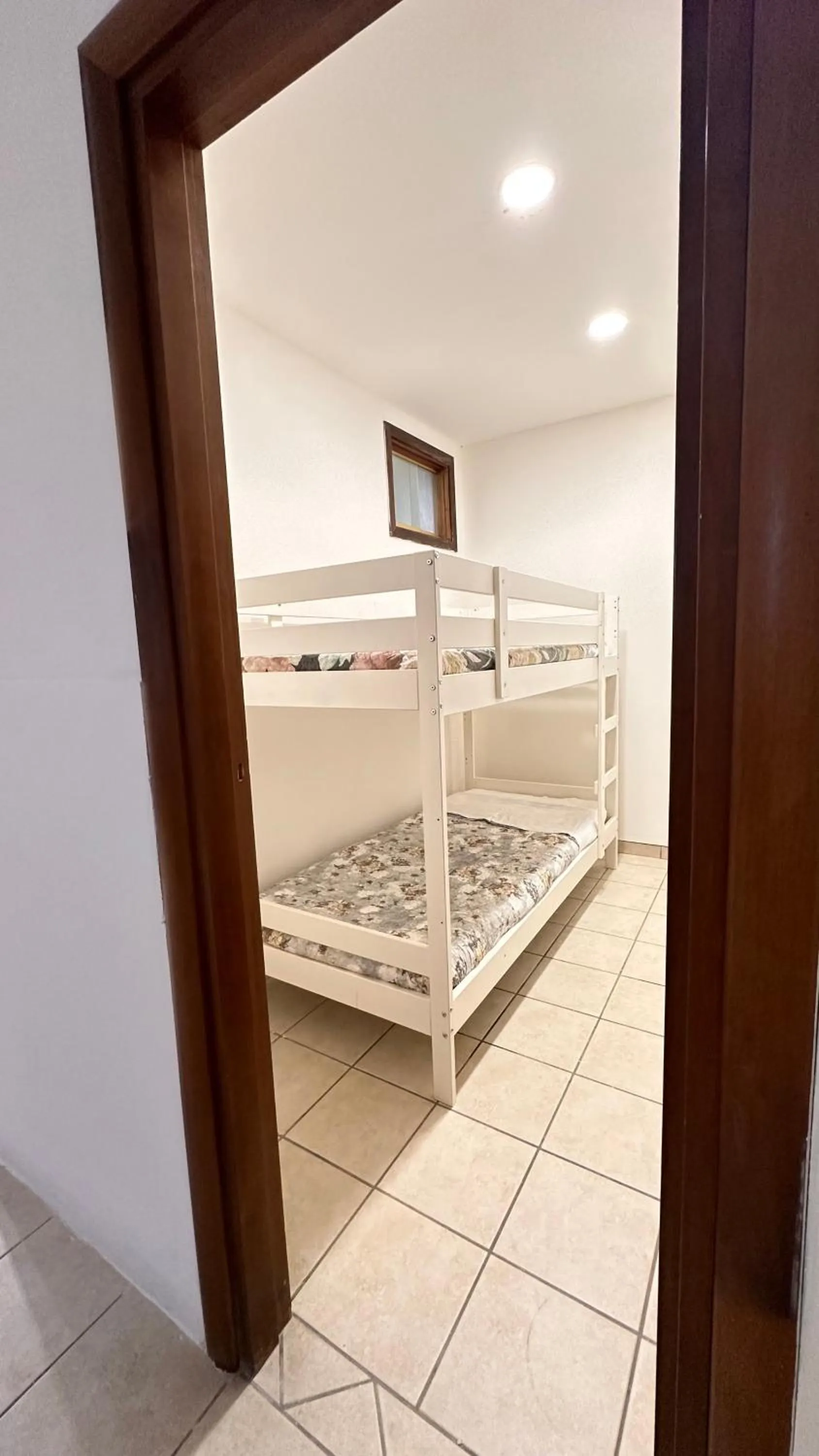 young children, Bed in loft style taverna con sala giochi