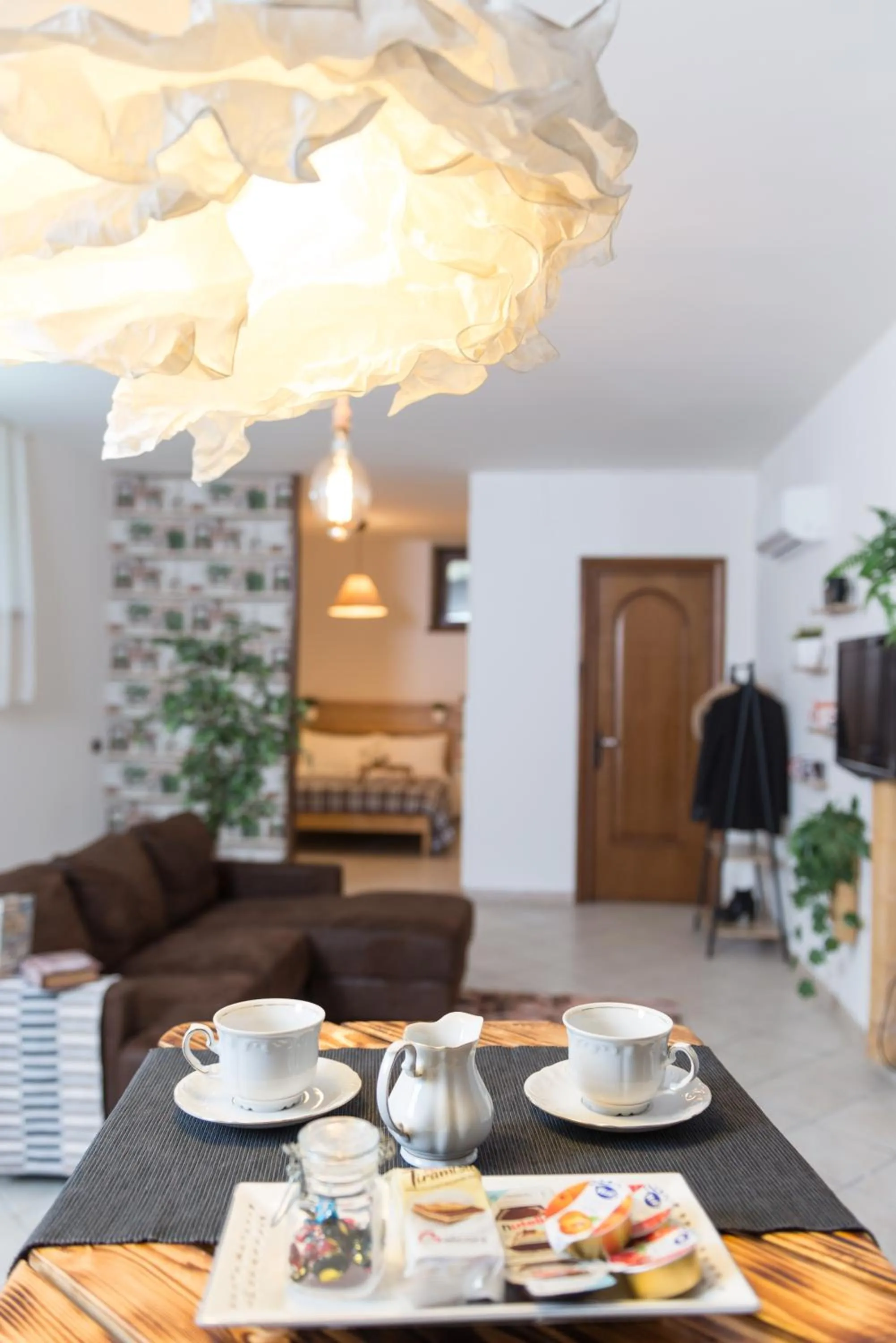 Coffee/tea facilities in loft style taverna con sala giochi