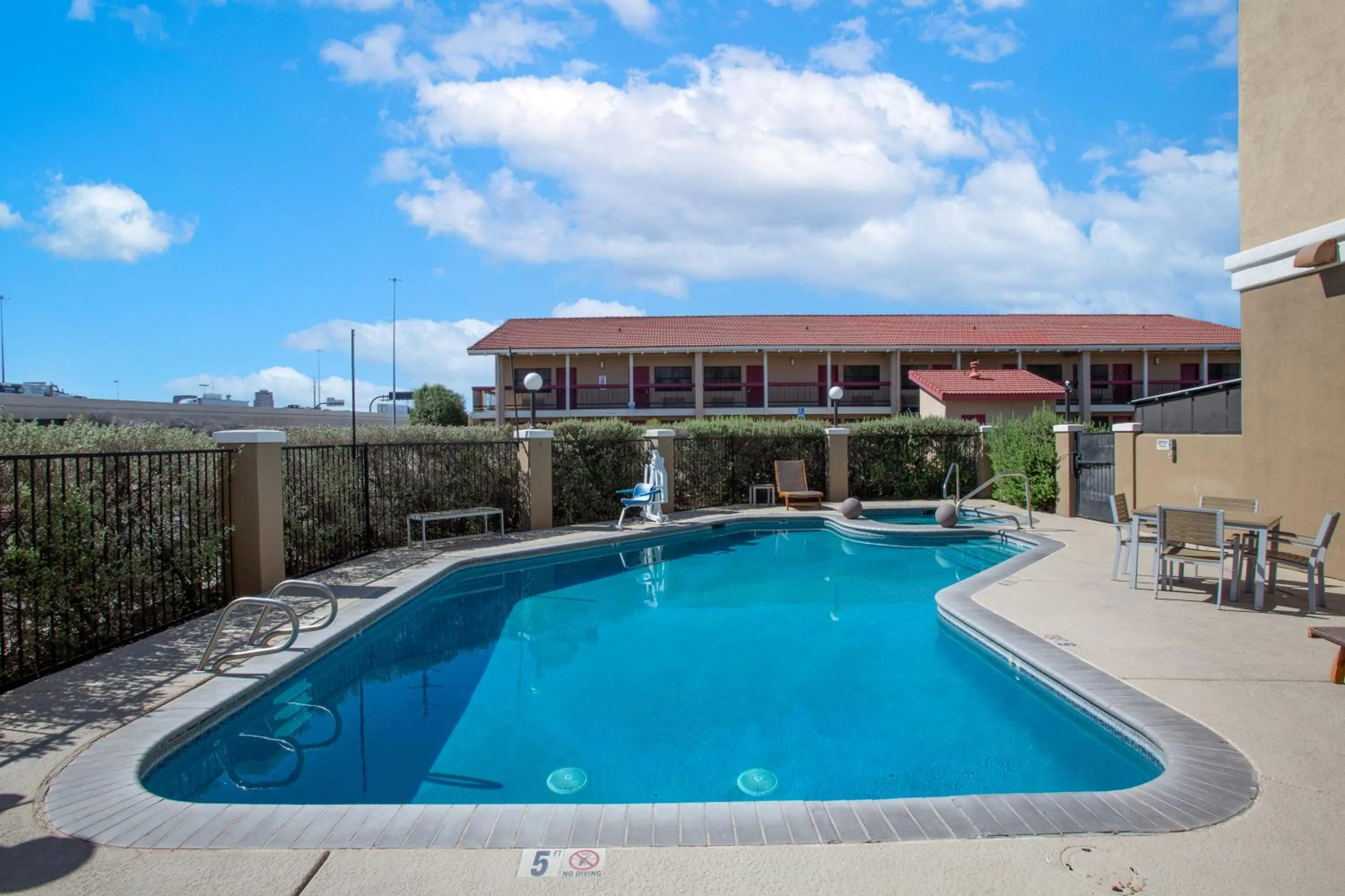 Swimming pool in Country Inn & Suites by Radisson, Tucson City Center AZ