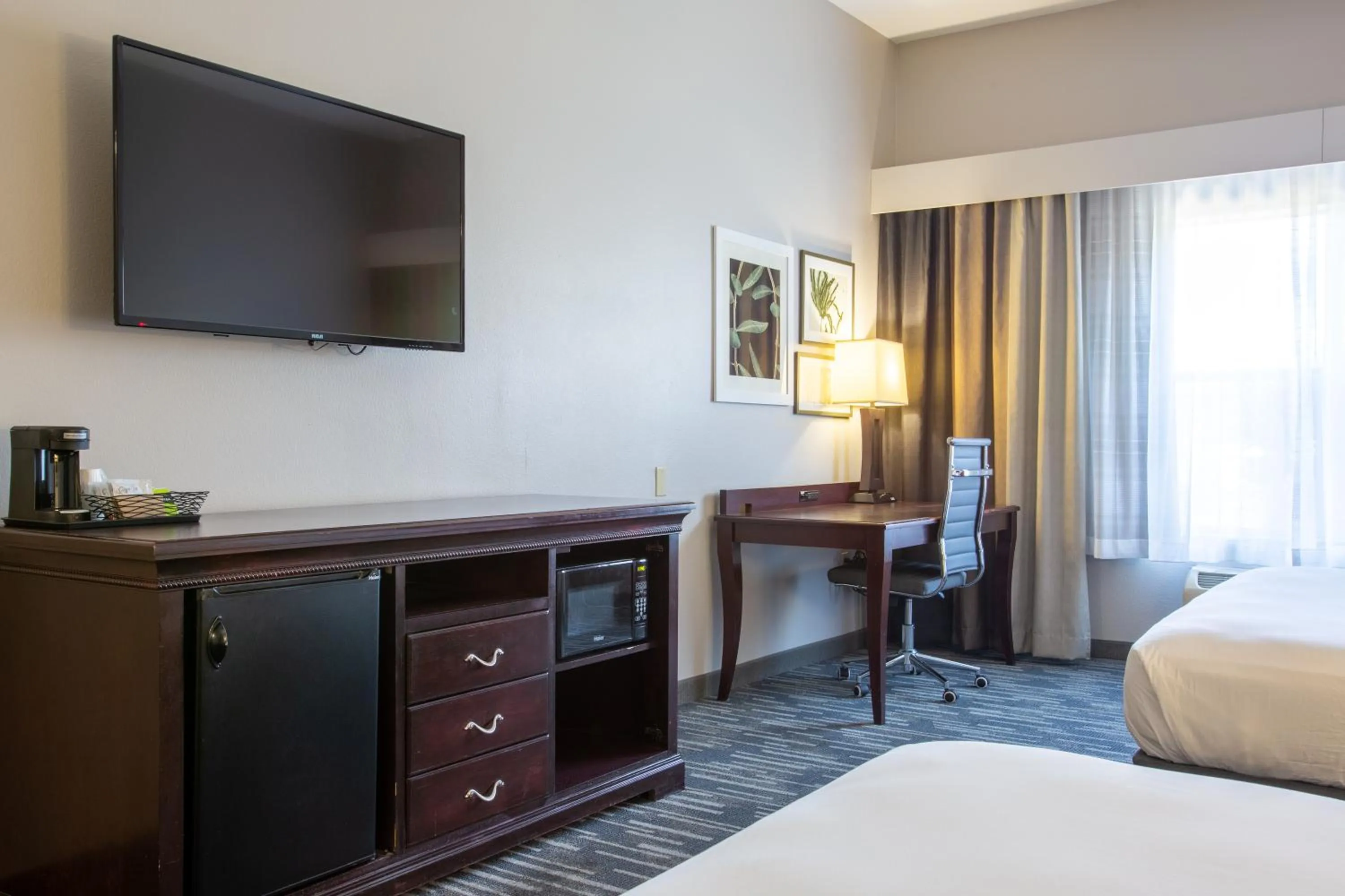 TV and multimedia, Bed in Country Inn & Suites by Radisson, Tucson City Center AZ