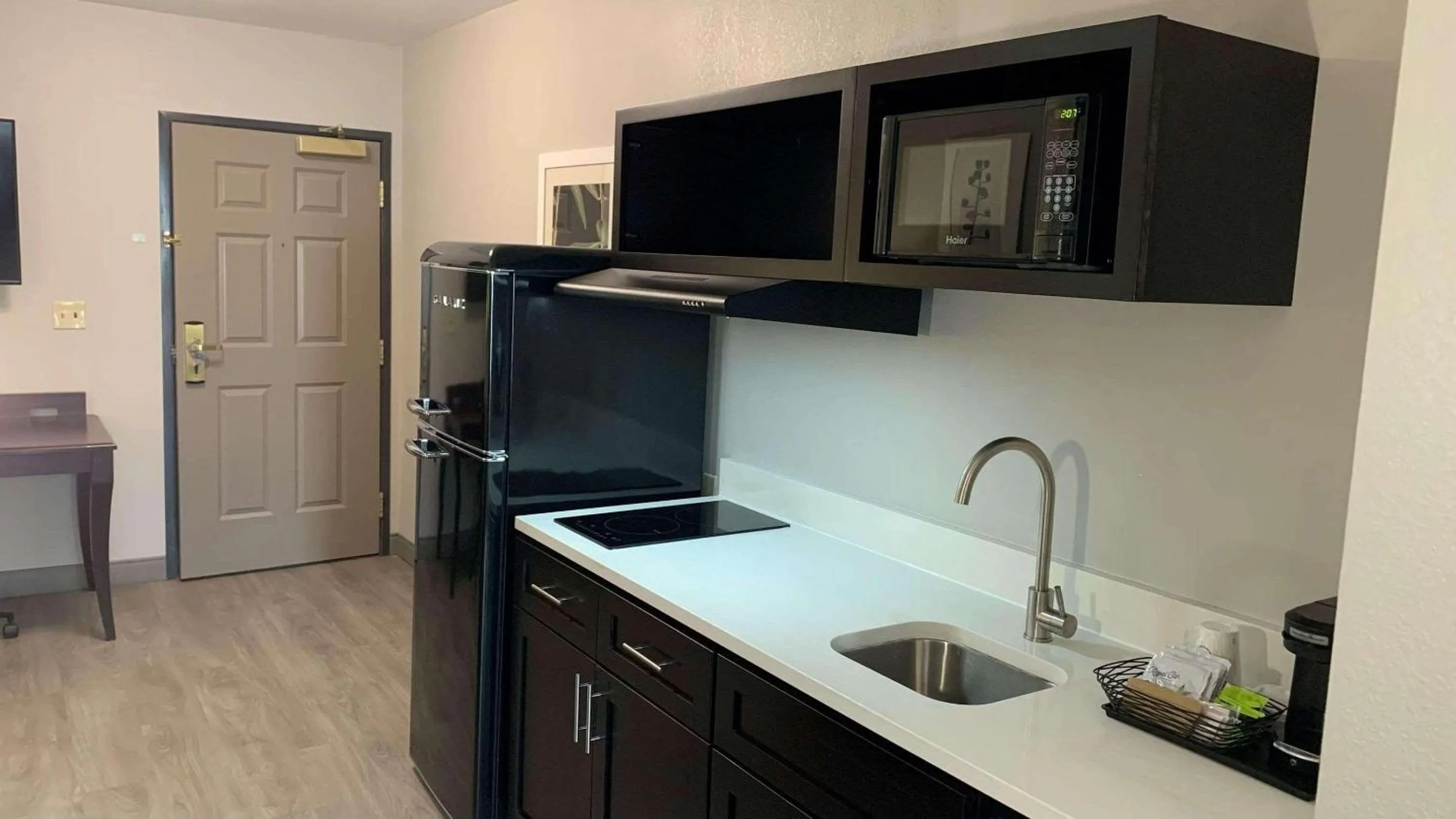 Bedroom in Country Inn & Suites by Radisson, Tucson City Center AZ