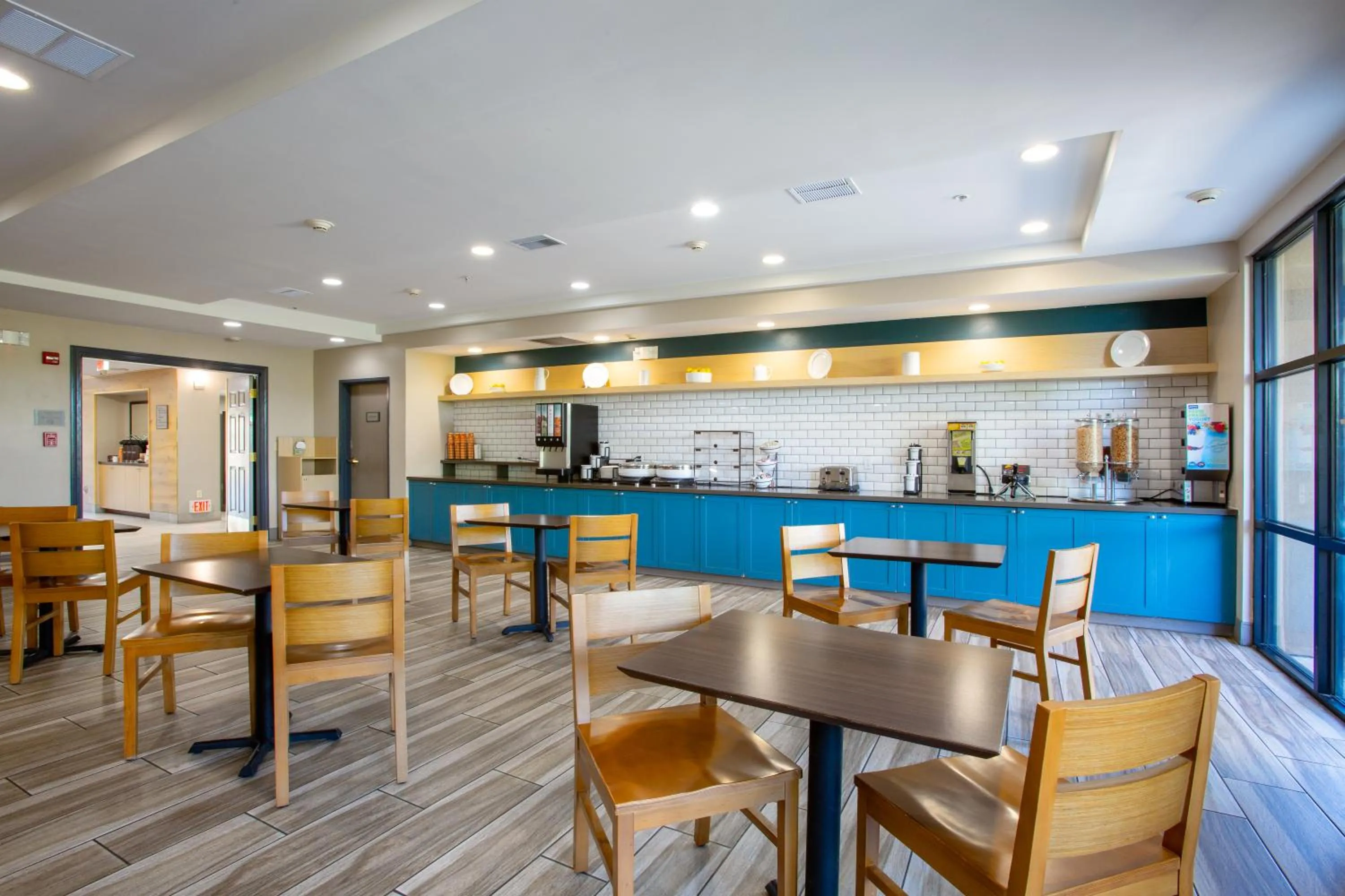 Breakfast in Country Inn & Suites by Radisson, Tucson City Center AZ