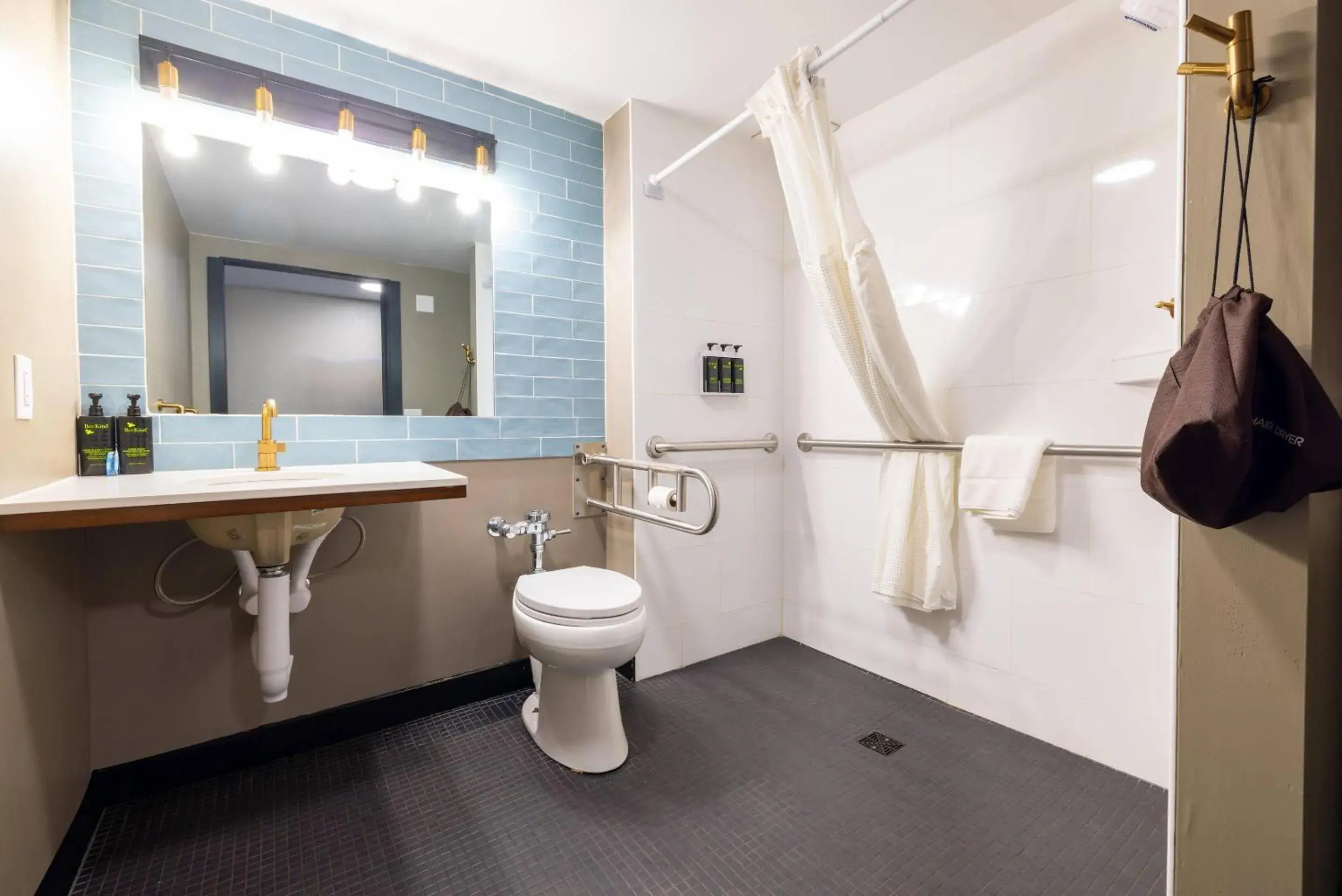 Bedroom in The Highlander Hotel, Ascend Hotel Collection Bedroom in The Highlander Hotel, Ascend Hotel Collection