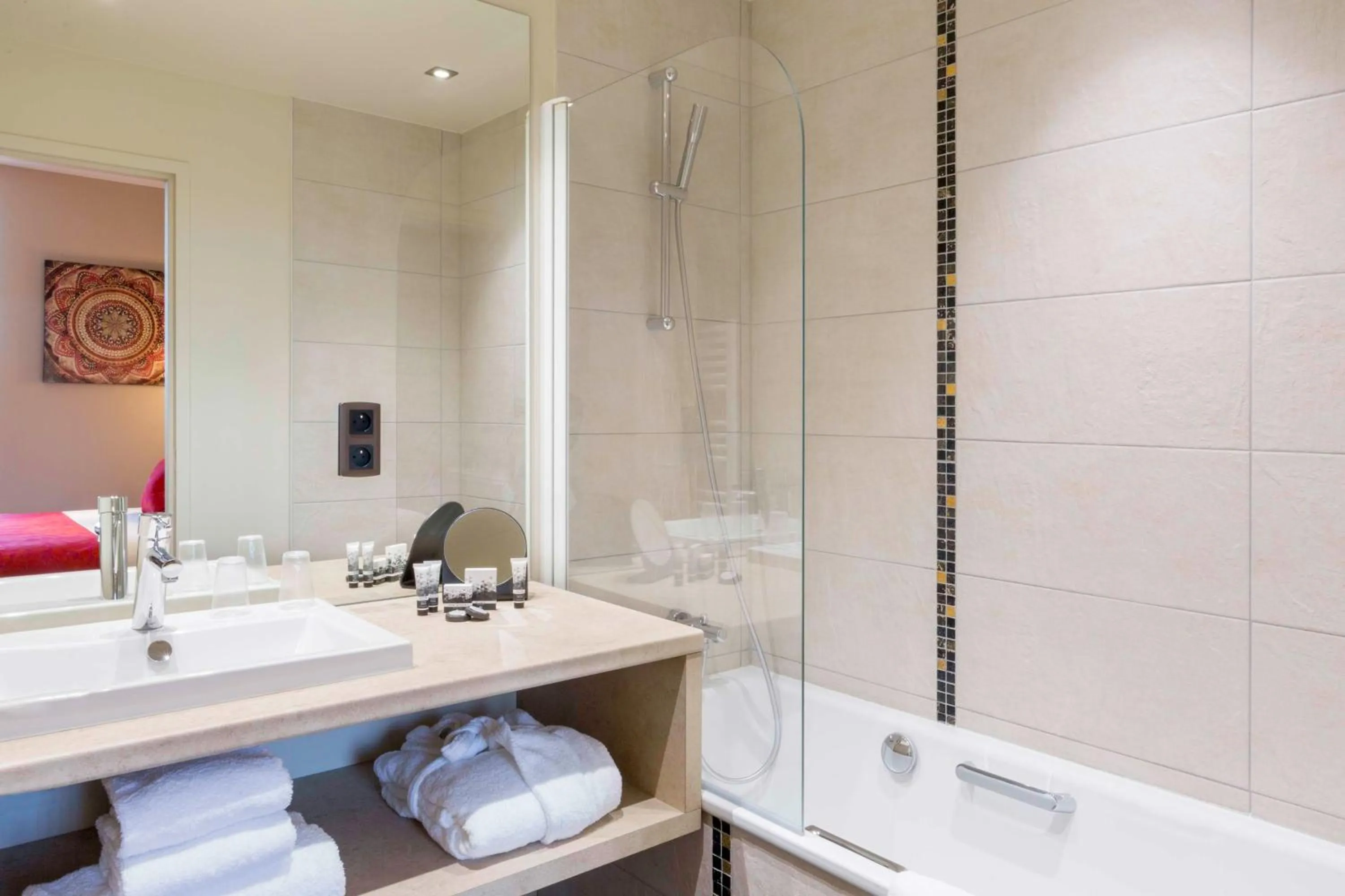 Bathroom in Best Western Plus Hôtel Escapade Senlis