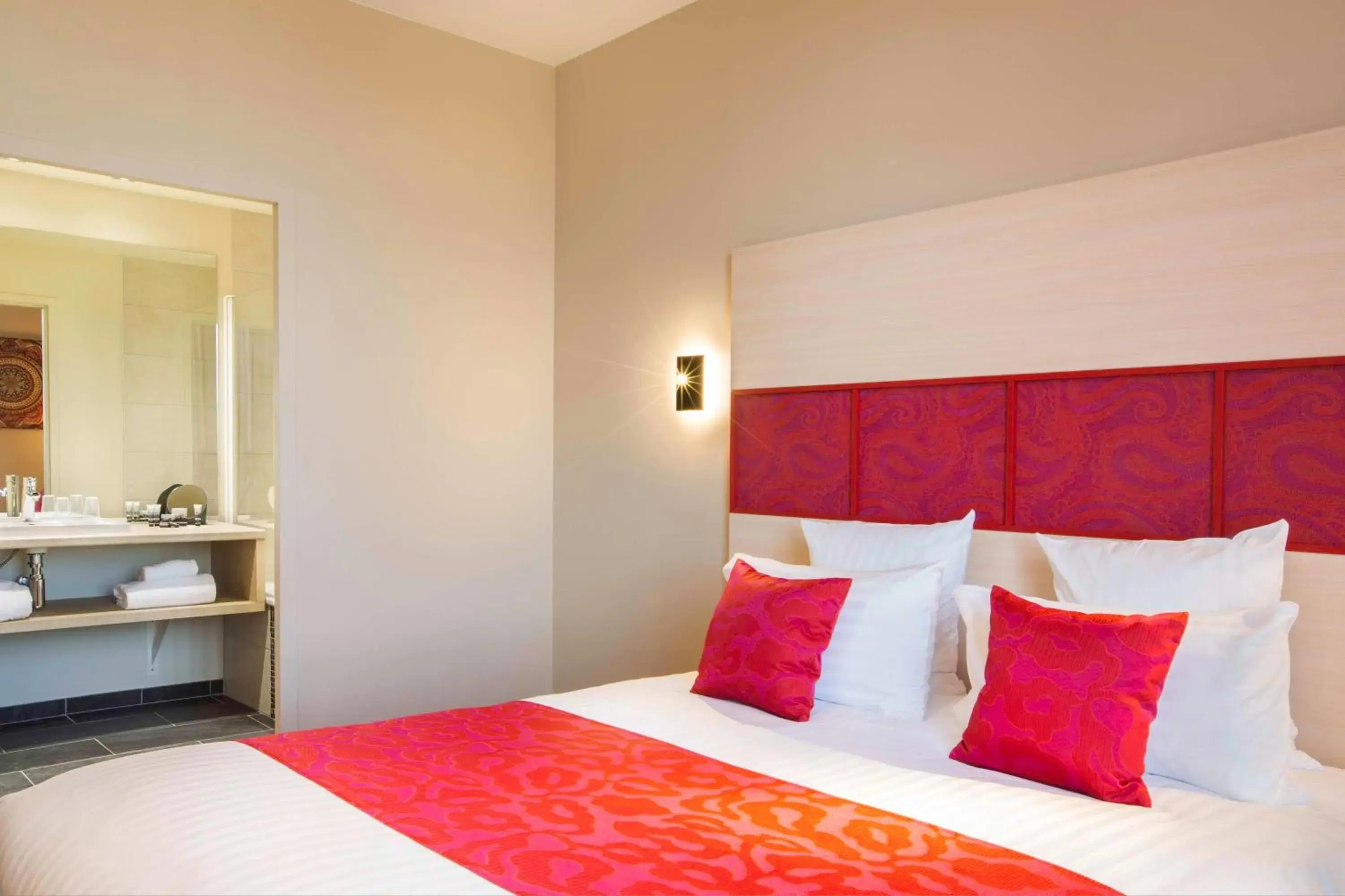 Bedroom, Bed in Best Western Plus Hôtel Escapade Senlis Bedroom, Bed in Best Western Plus Hôtel Escapade Senlis