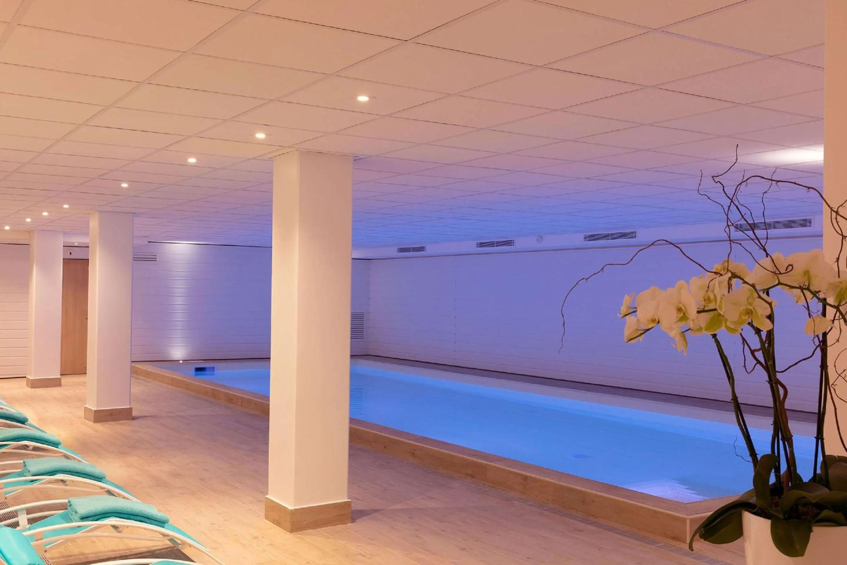 Pool view in Best Western Plus Hôtel Escapade Senlis