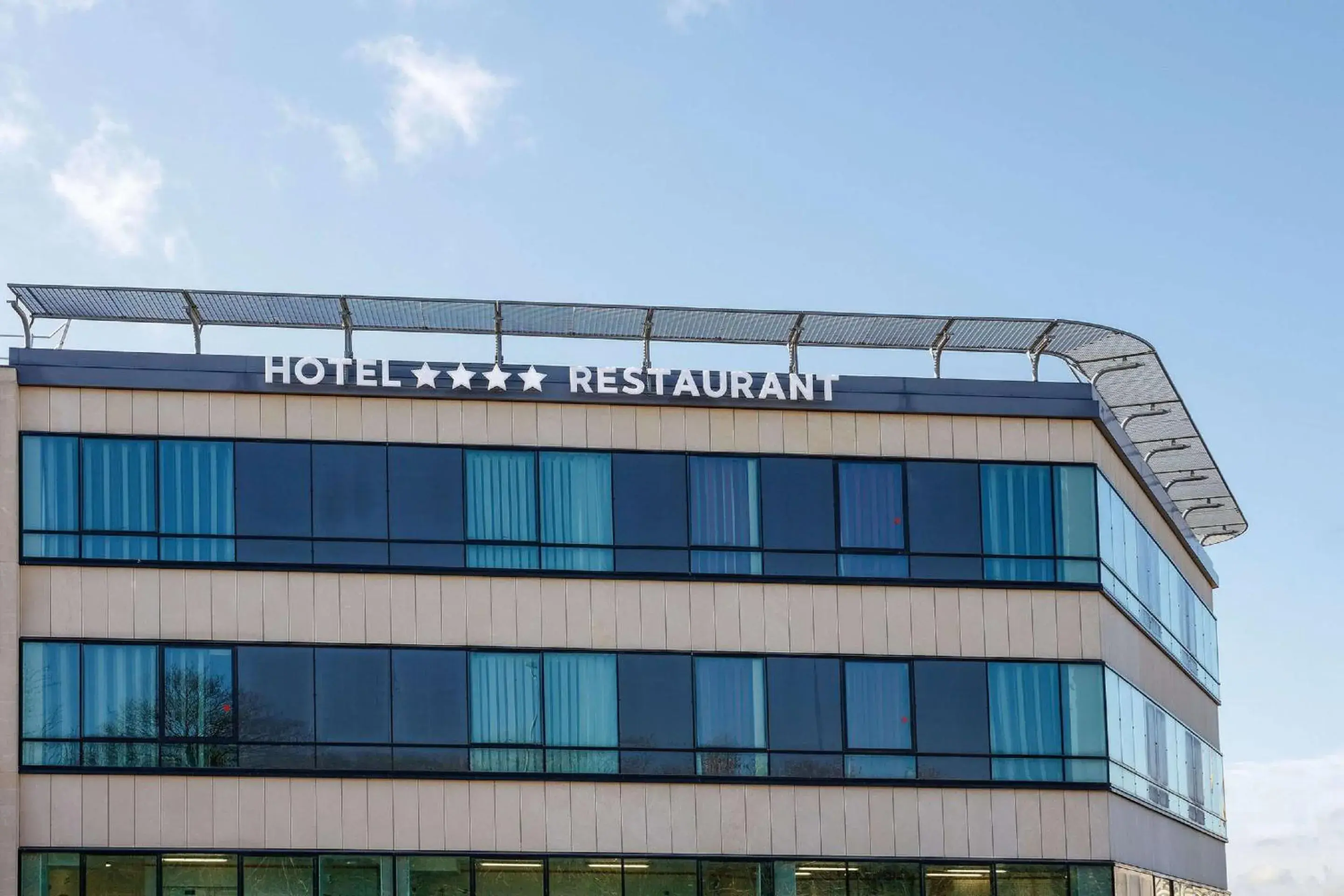 Property building in Best Western Plus Hôtel Escapade Senlis Property building in Best Western Plus Hôtel Escapade Senlis