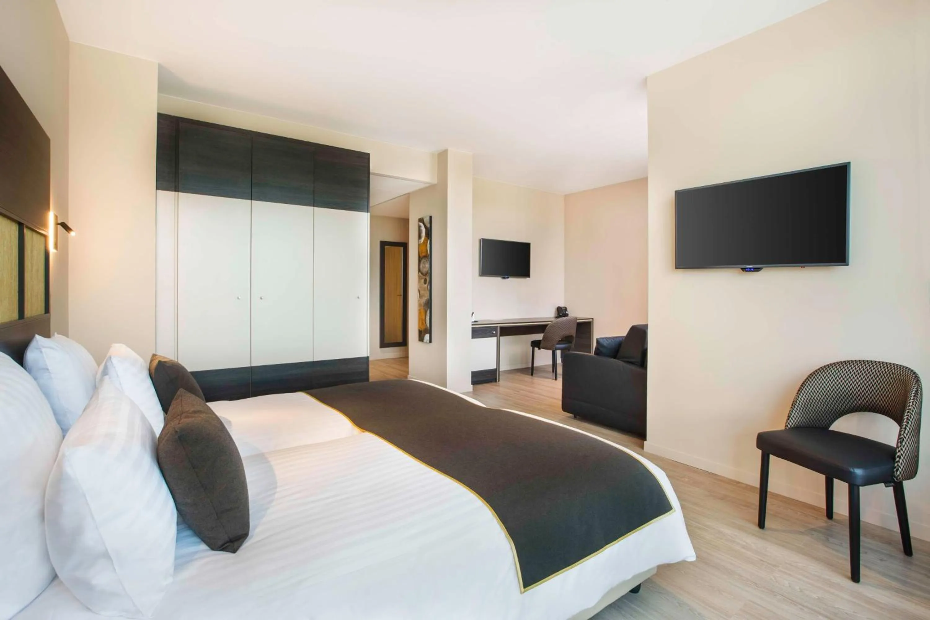 Bedroom, Bed in Best Western Plus Hôtel Escapade Senlis