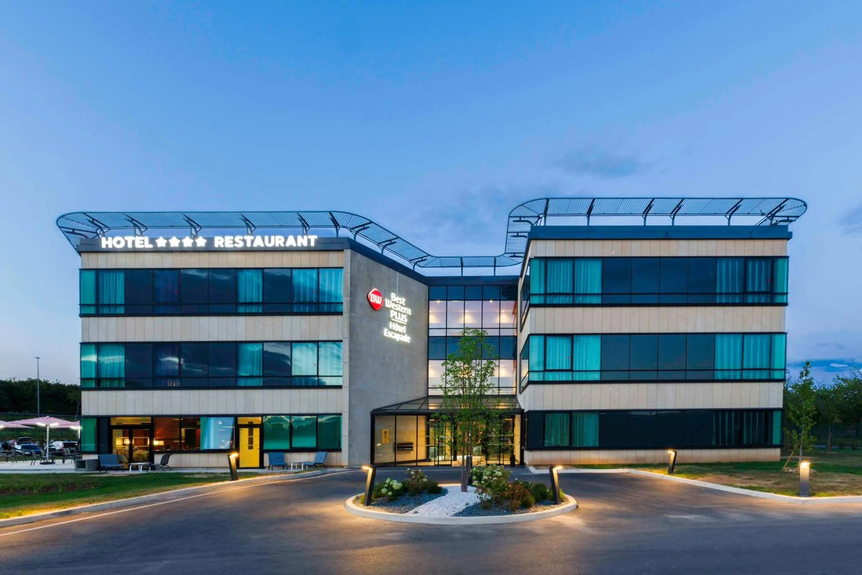 Property building in Best Western Plus Hôtel Escapade Senlis