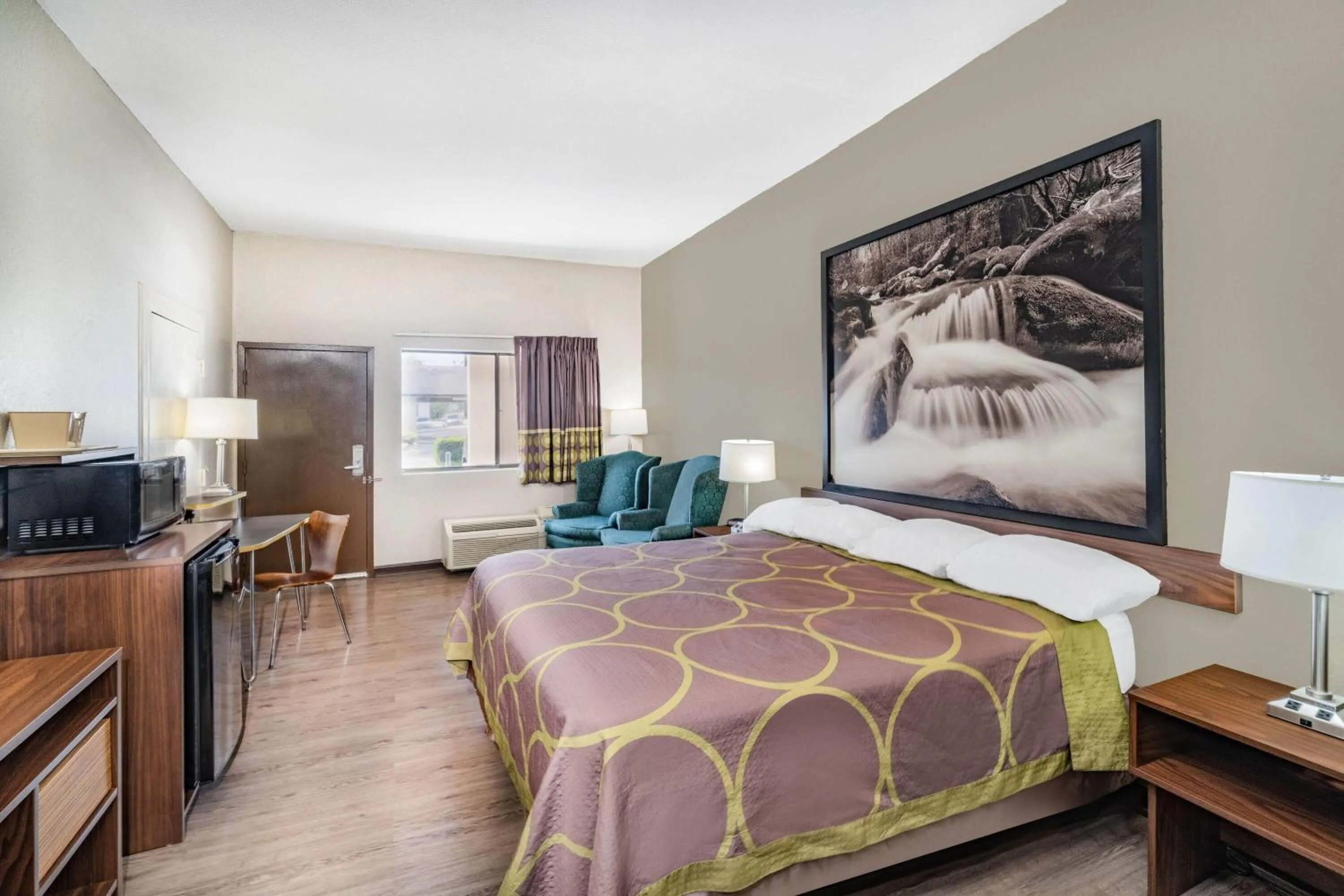 Photo of the whole room, Bed in Super 8 by Wyndham Columbia