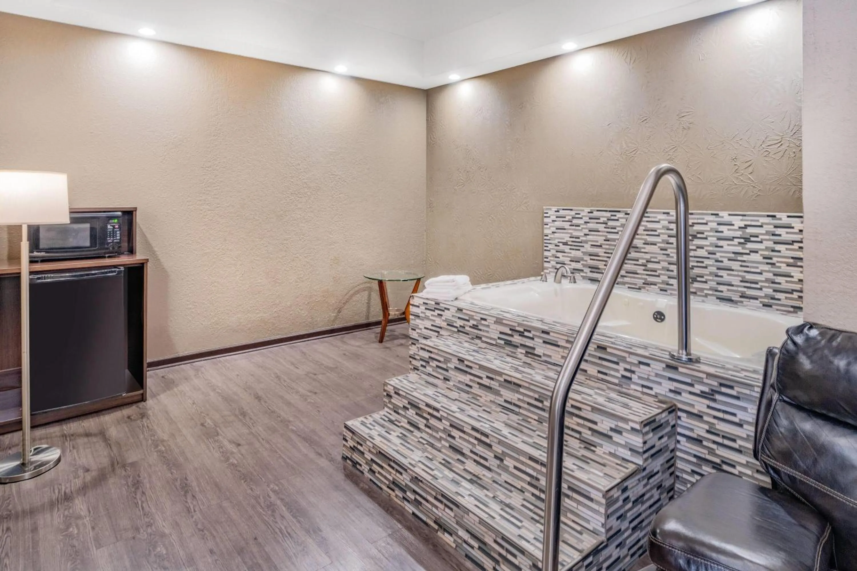 Photo of the whole room, Bed in Super 8 by Wyndham Columbia