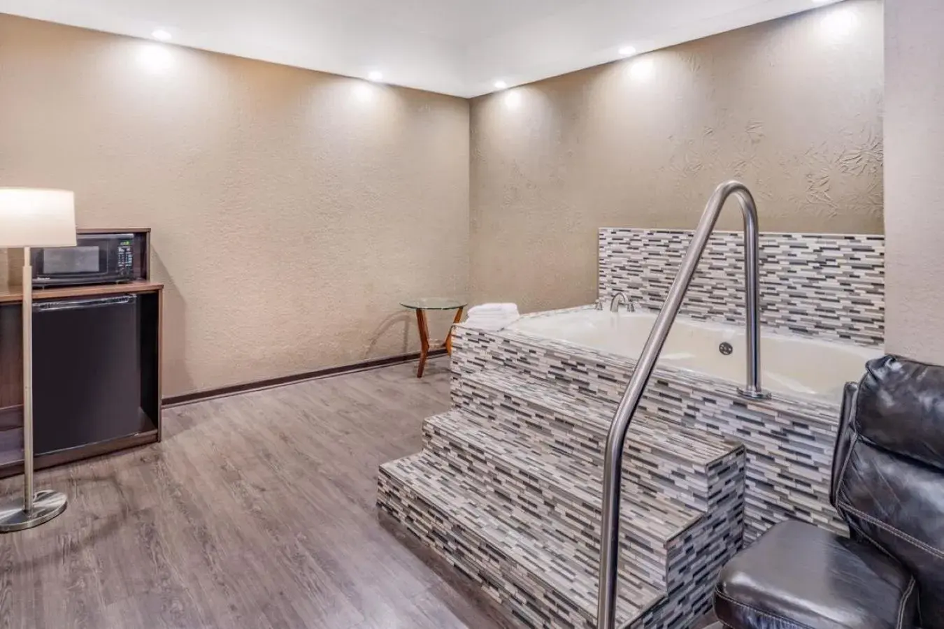 Deluxe King Suite - Smoking in Super 8 by Wyndham Columbia Deluxe King Suite - Smoking in Super 8 by Wyndham Columbia