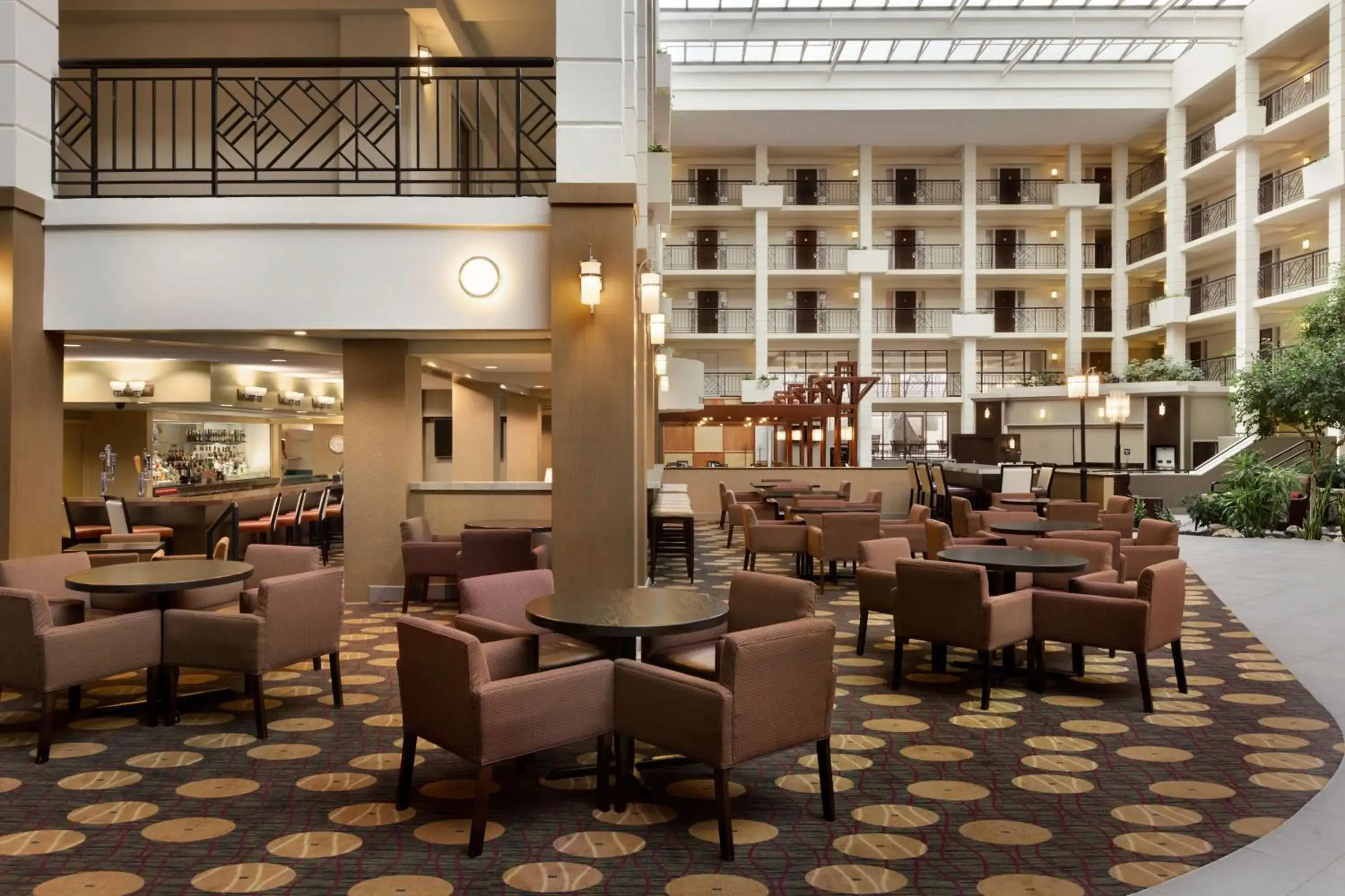 Lounge or bar in Embassy Suites by Hilton Piscataway Somerset Lounge or bar in Embassy Suites by Hilton Piscataway Somerset
