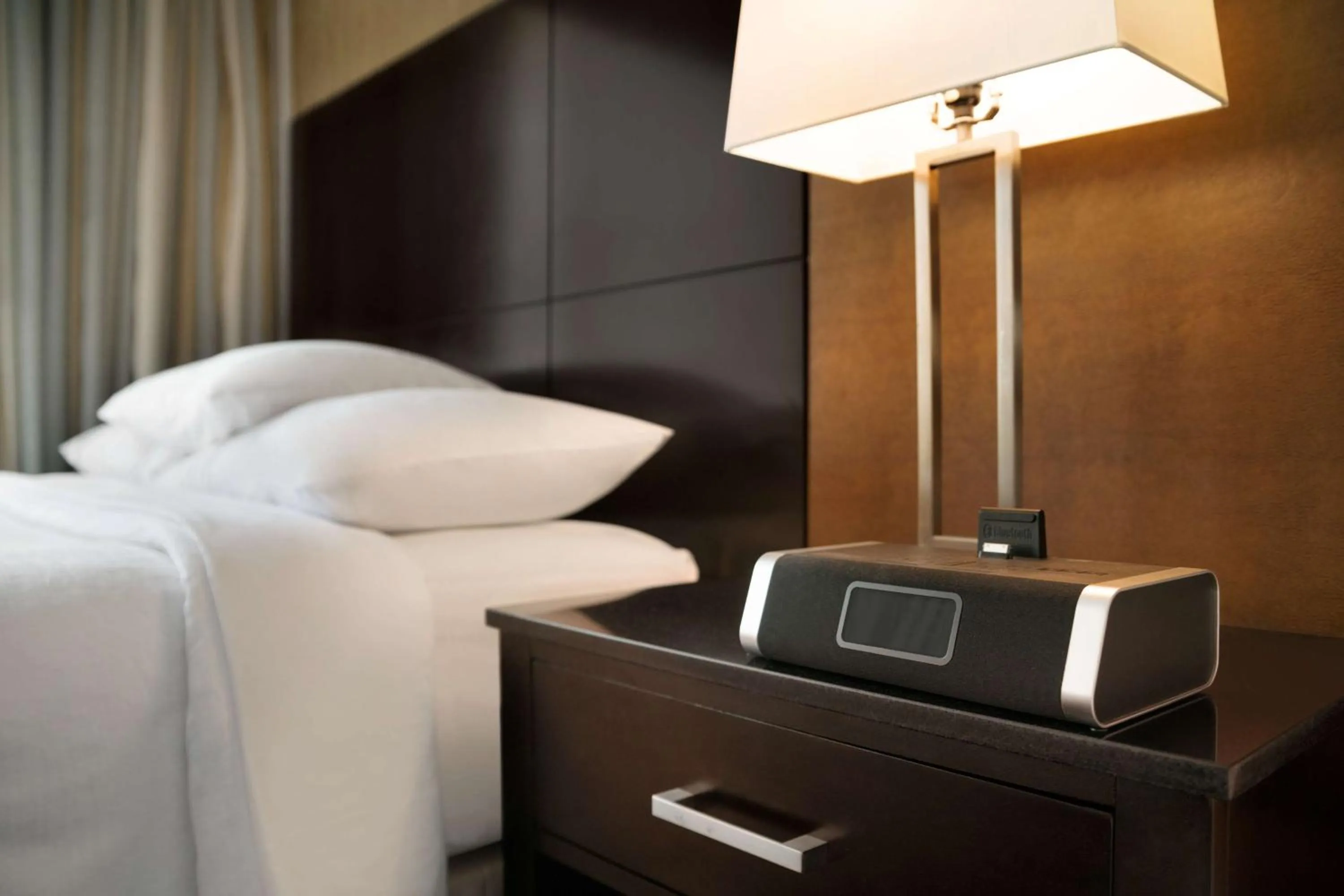 Bed in Embassy Suites by Hilton Piscataway Somerset