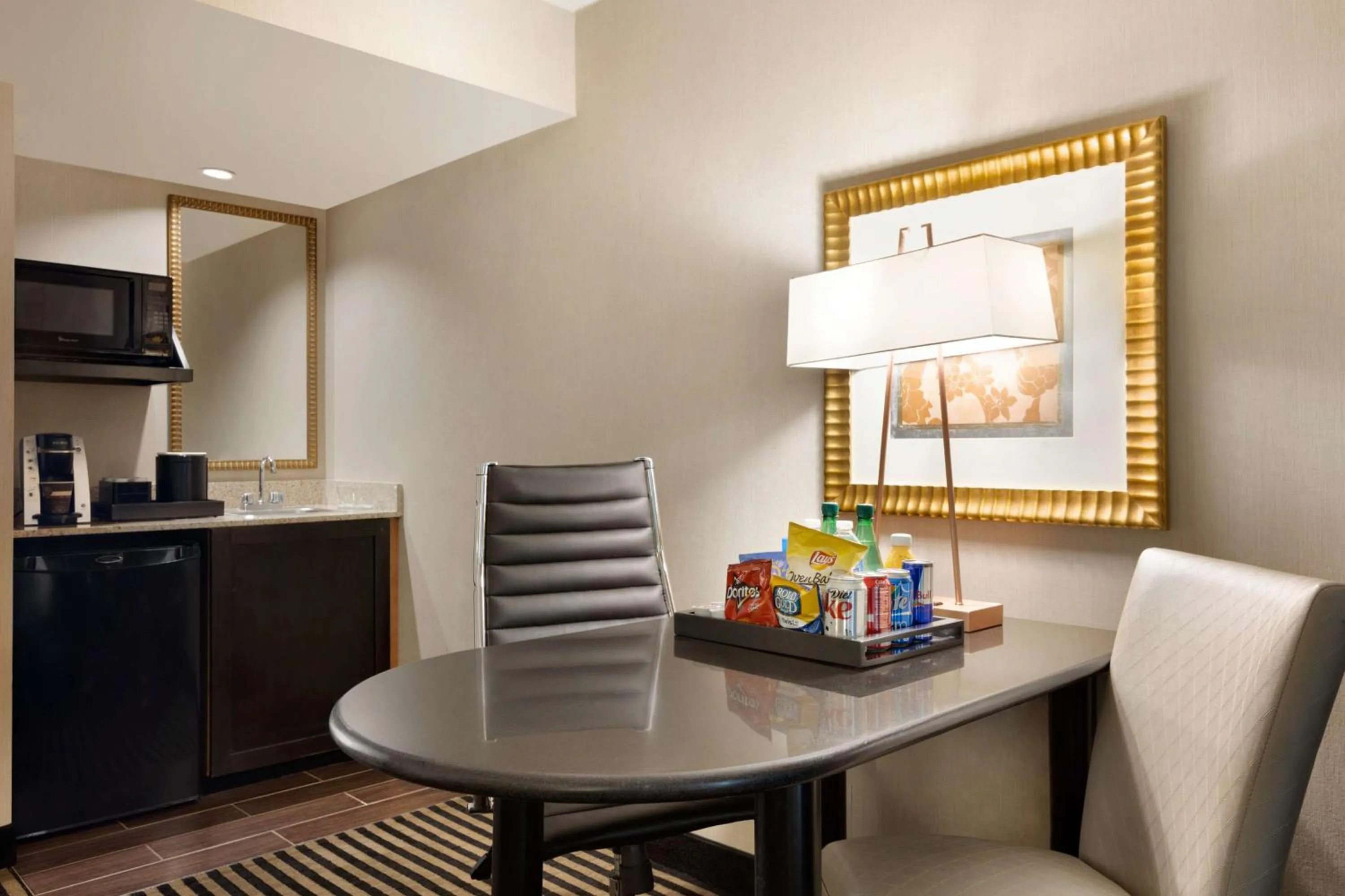 Living room in Embassy Suites by Hilton Piscataway Somerset