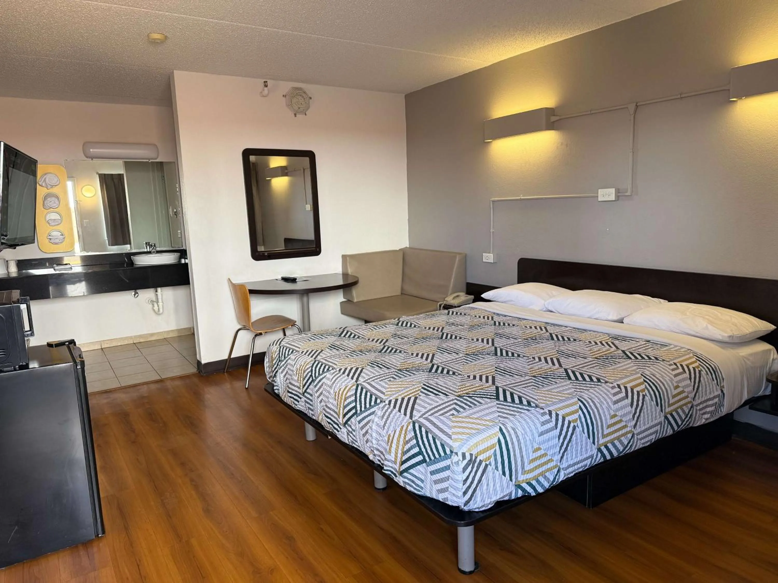 Bedroom, Bed in Motel 6-Joliet, IL - I-80