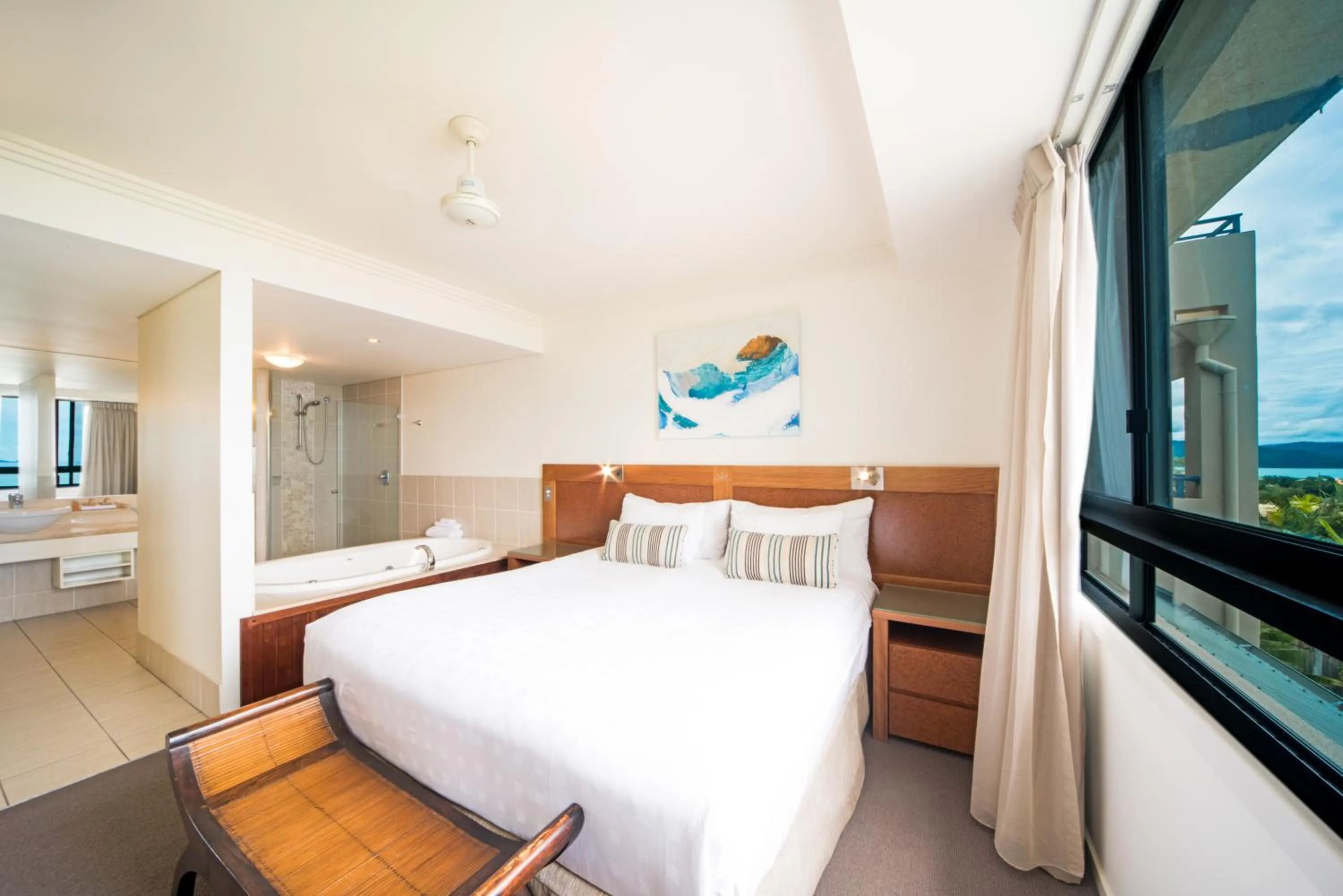 Bedroom, Bed in Pinnacles