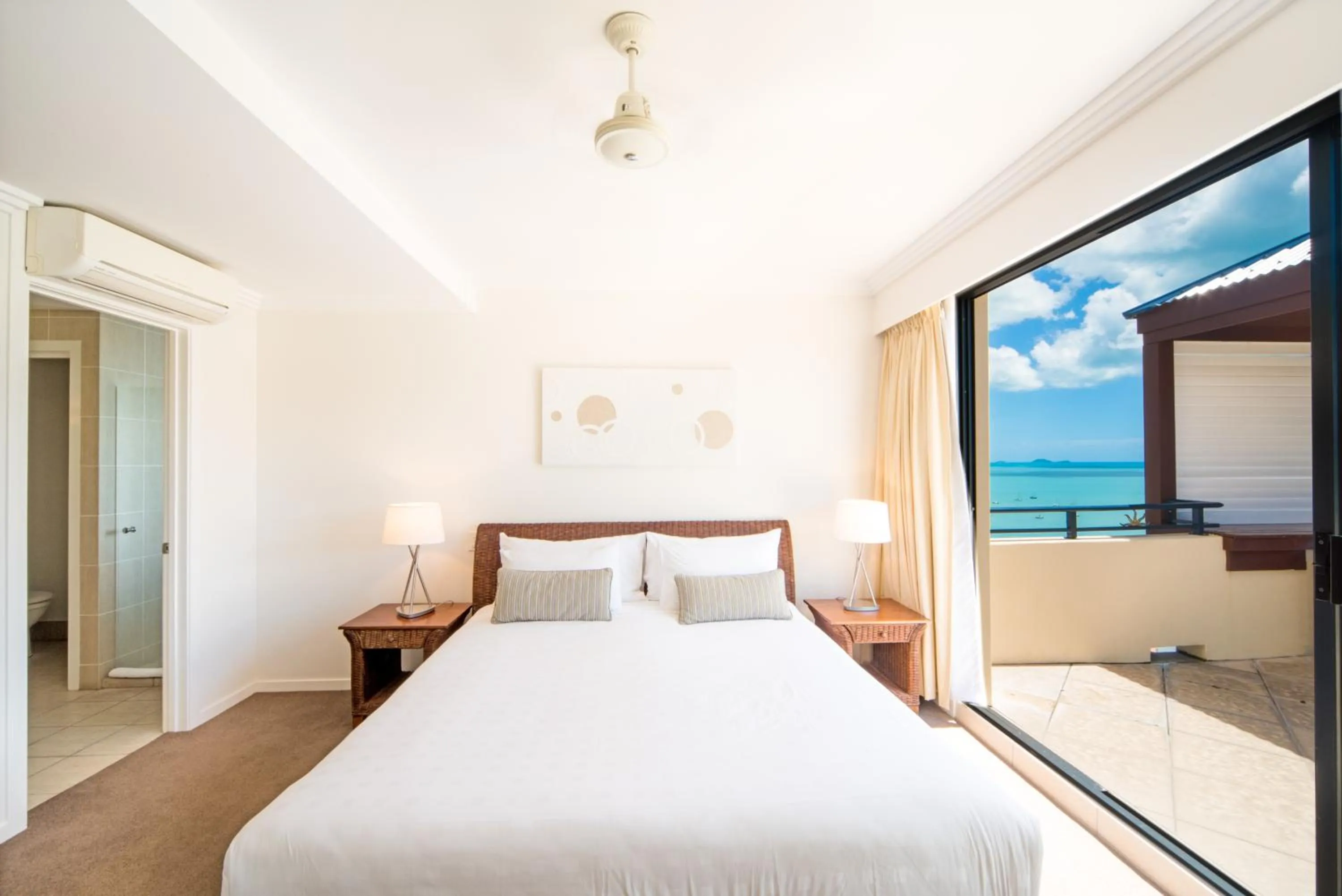 Bedroom, Bed in Pinnacles